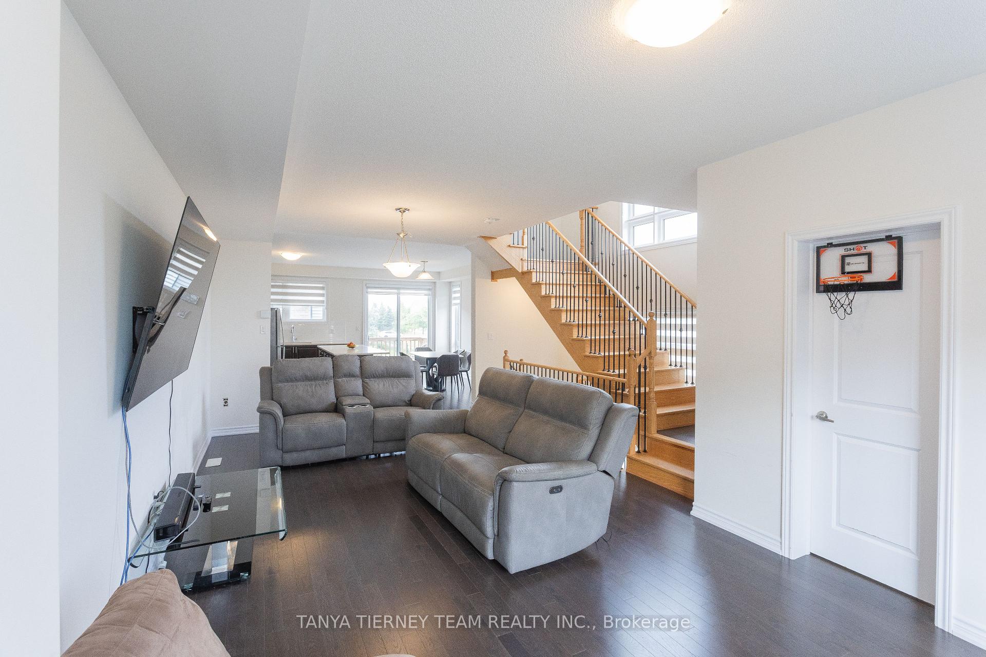 Photo 20 of 24 Lake Trail Way, Whitby, Brooklin — HOMEH