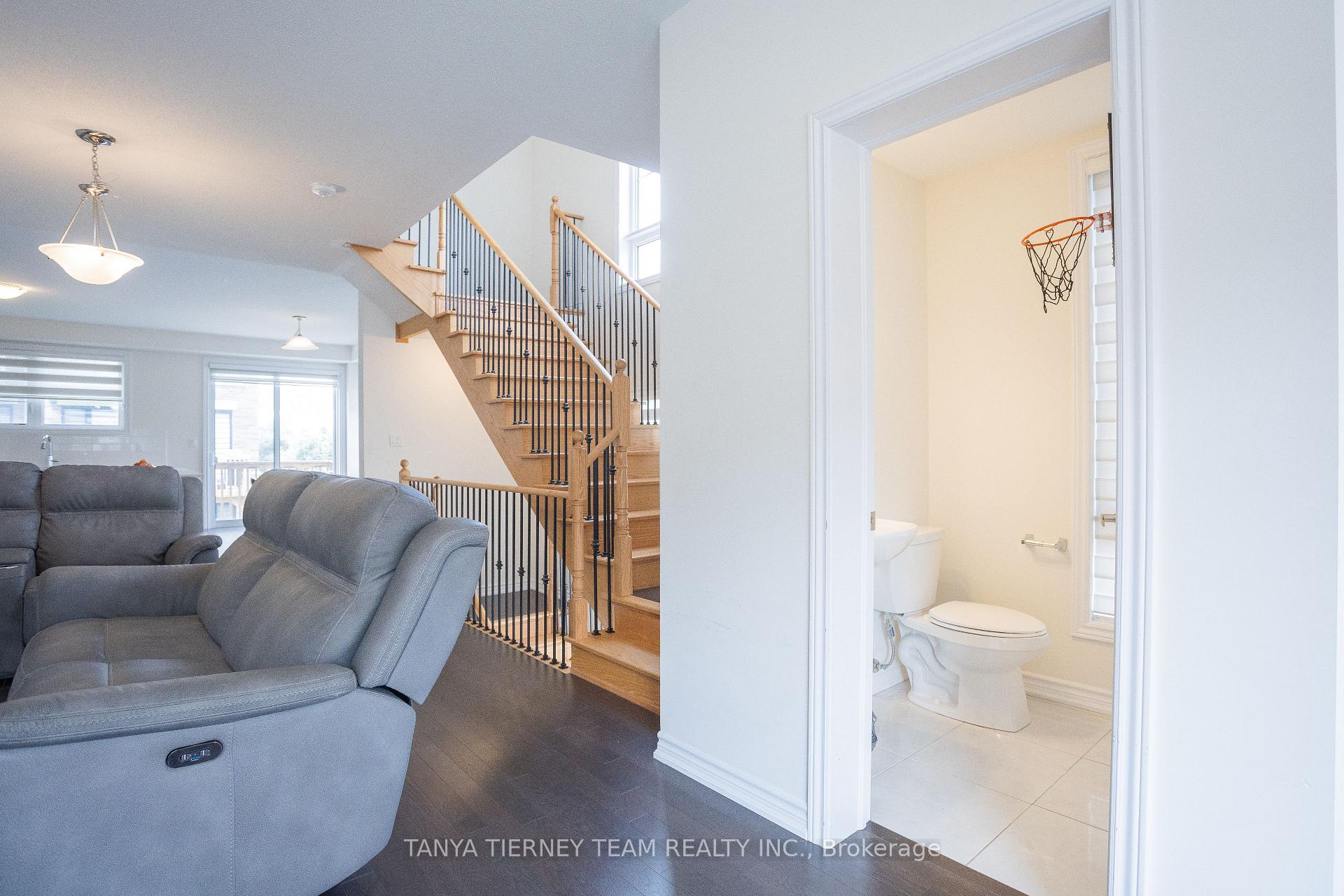 Photo 21 of 24 Lake Trail Way, Whitby, Brooklin — HOMEH