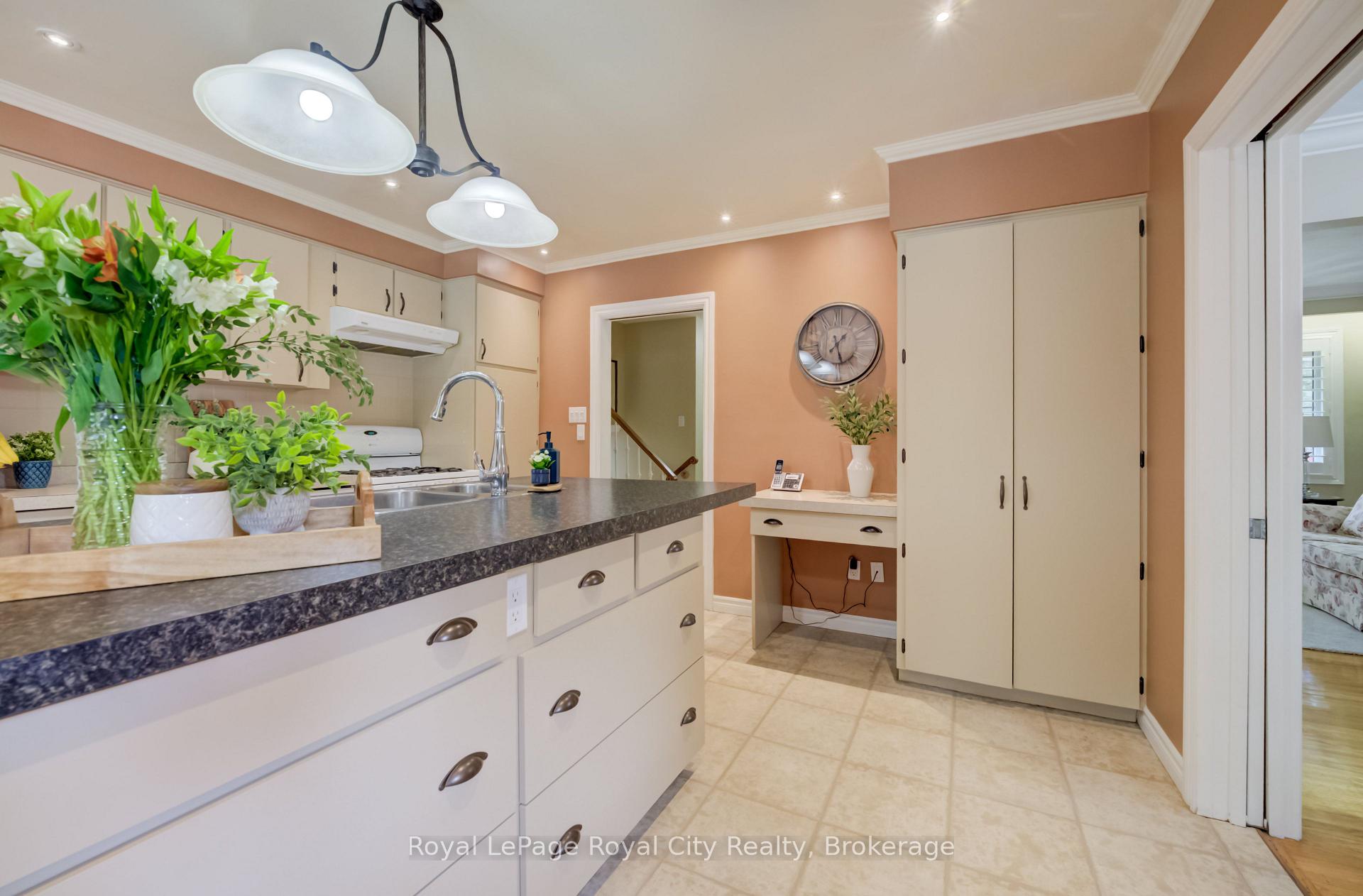 Photo 11 of 24 Maplewood Drive, Guelph, Dovercliffe Park/Old University — HOMEH