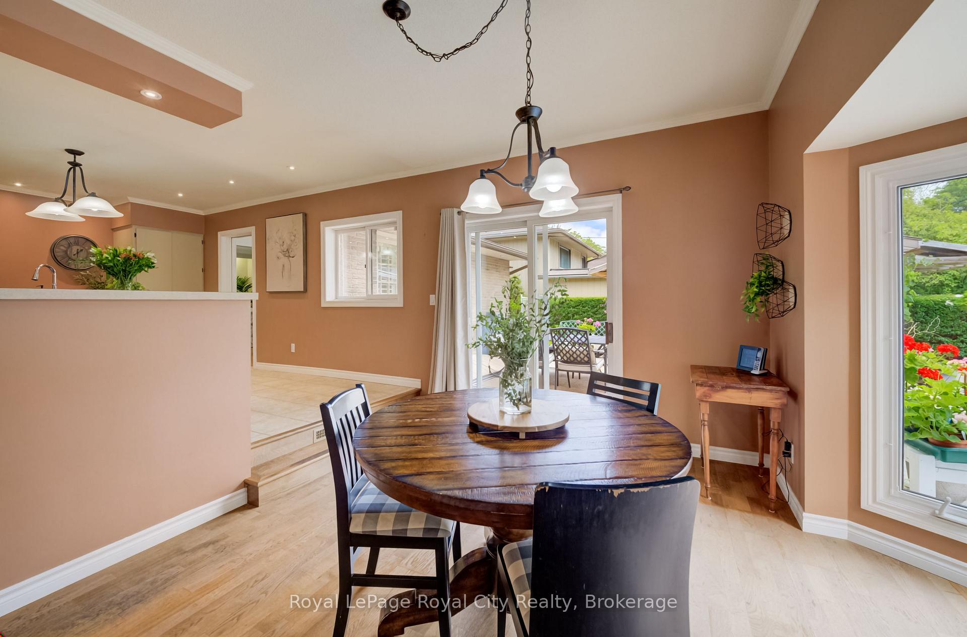 Photo 13 of 24 Maplewood Drive, Guelph, Dovercliffe Park/Old University — HOMEH