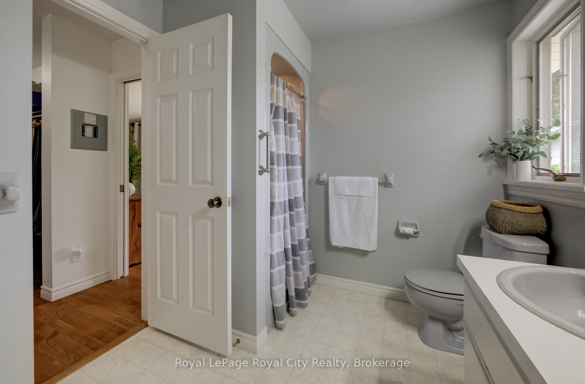 Photo 19 of 24 Maplewood Drive, Guelph, Dovercliffe Park/Old University — HOMEH