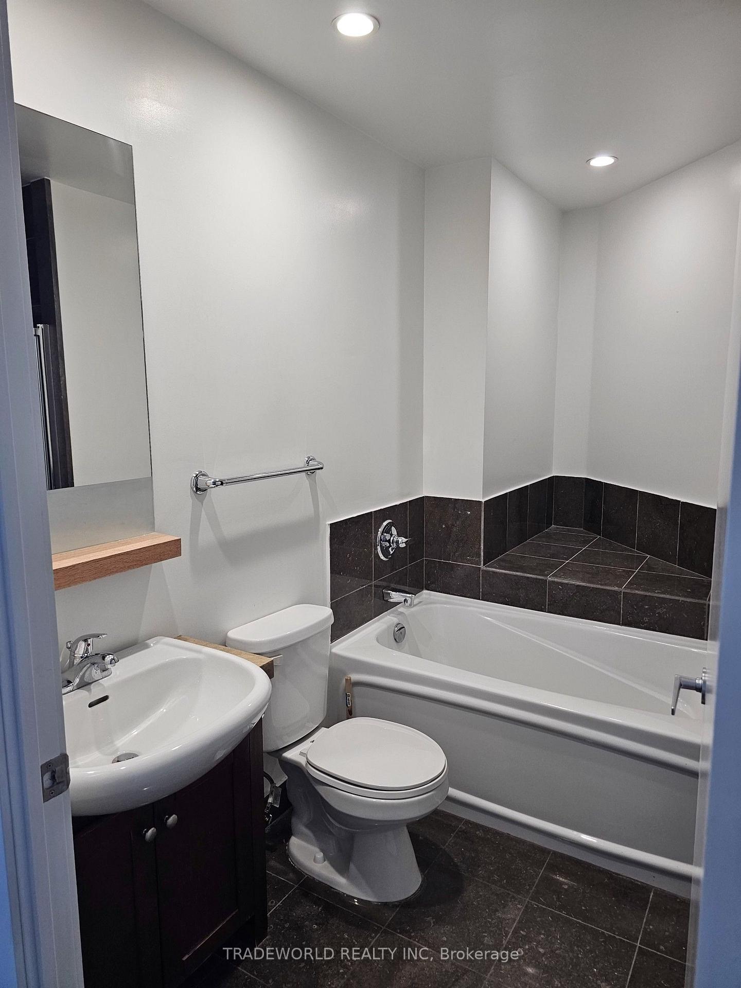 Photo 10 of Unit 3505, 208 Queens Quay W, Toronto, Waterfront Communities — HOMEH