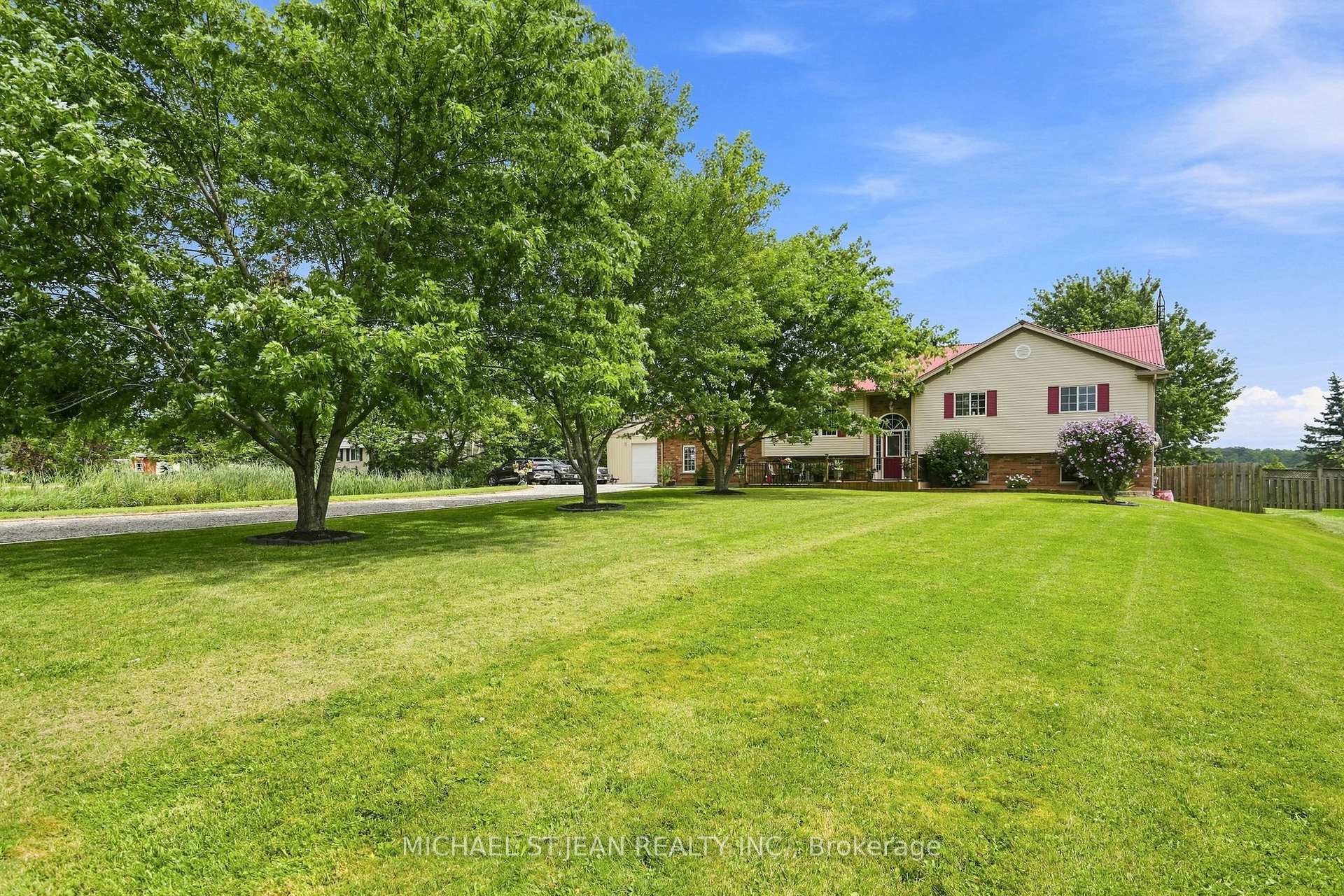 Photo 3 of 3557 Grimsby Road, Grimsby, Grimsby Escarpment — HOMEH