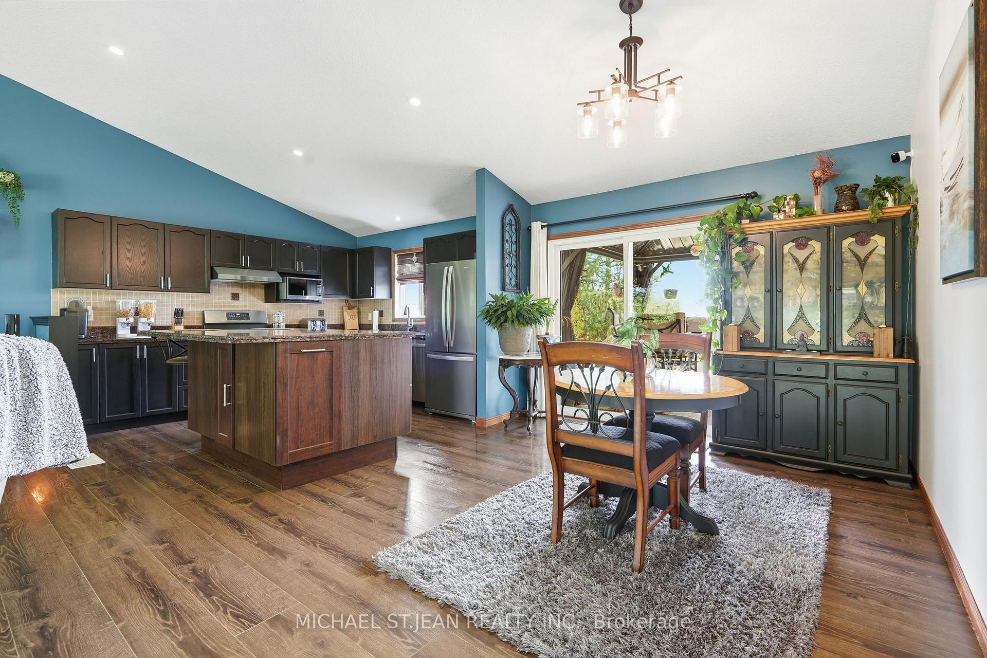Photo 9 of 3557 Grimsby Road, Grimsby, Grimsby Escarpment — HOMEH