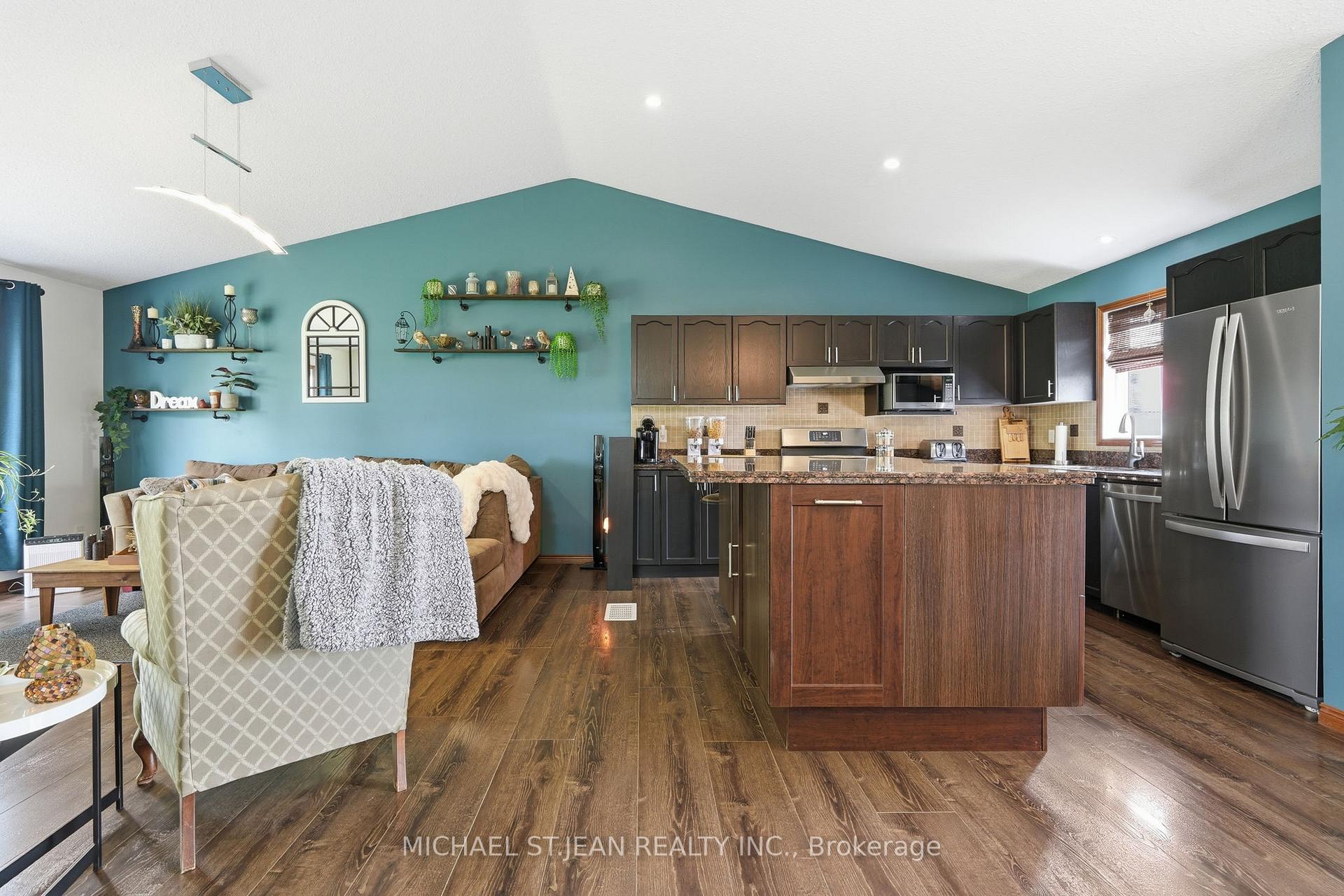 Photo 11 of 3557 Grimsby Road, Grimsby, Grimsby Escarpment — HOMEH