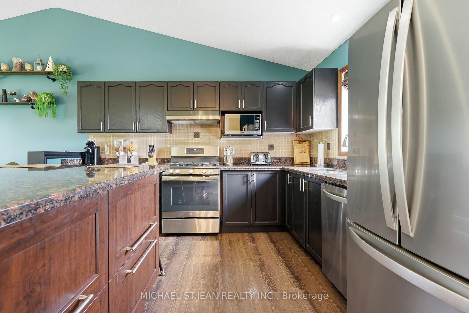 Photo 12 of 3557 Grimsby Road, Grimsby, Grimsby Escarpment — HOMEH