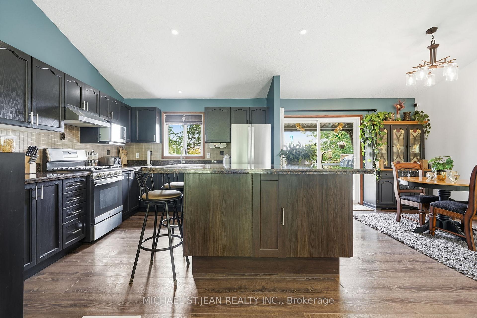 Photo 13 of 3557 Grimsby Road, Grimsby, Grimsby Escarpment — HOMEH
