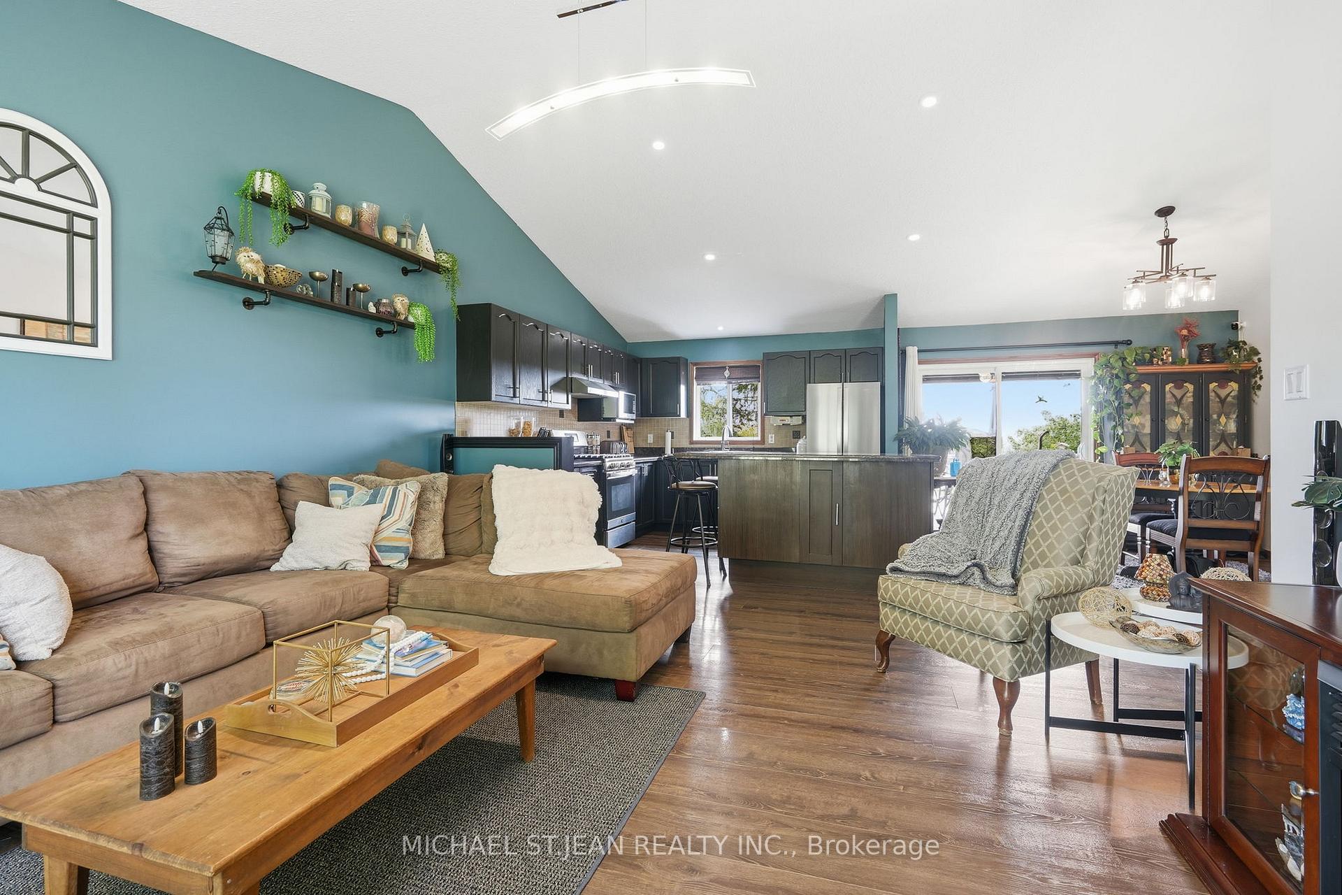 Photo 14 of 3557 Grimsby Road, Grimsby, Grimsby Escarpment — HOMEH