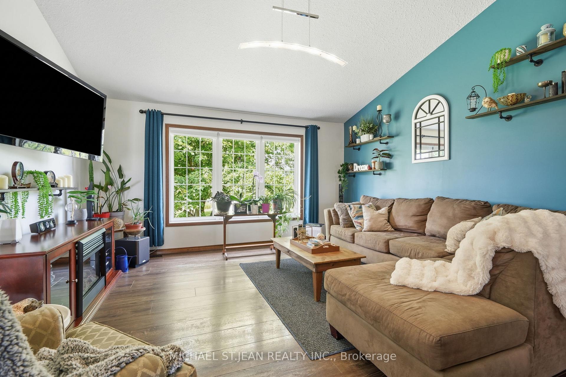 Photo 15 of 3557 Grimsby Road, Grimsby, Grimsby Escarpment — HOMEH