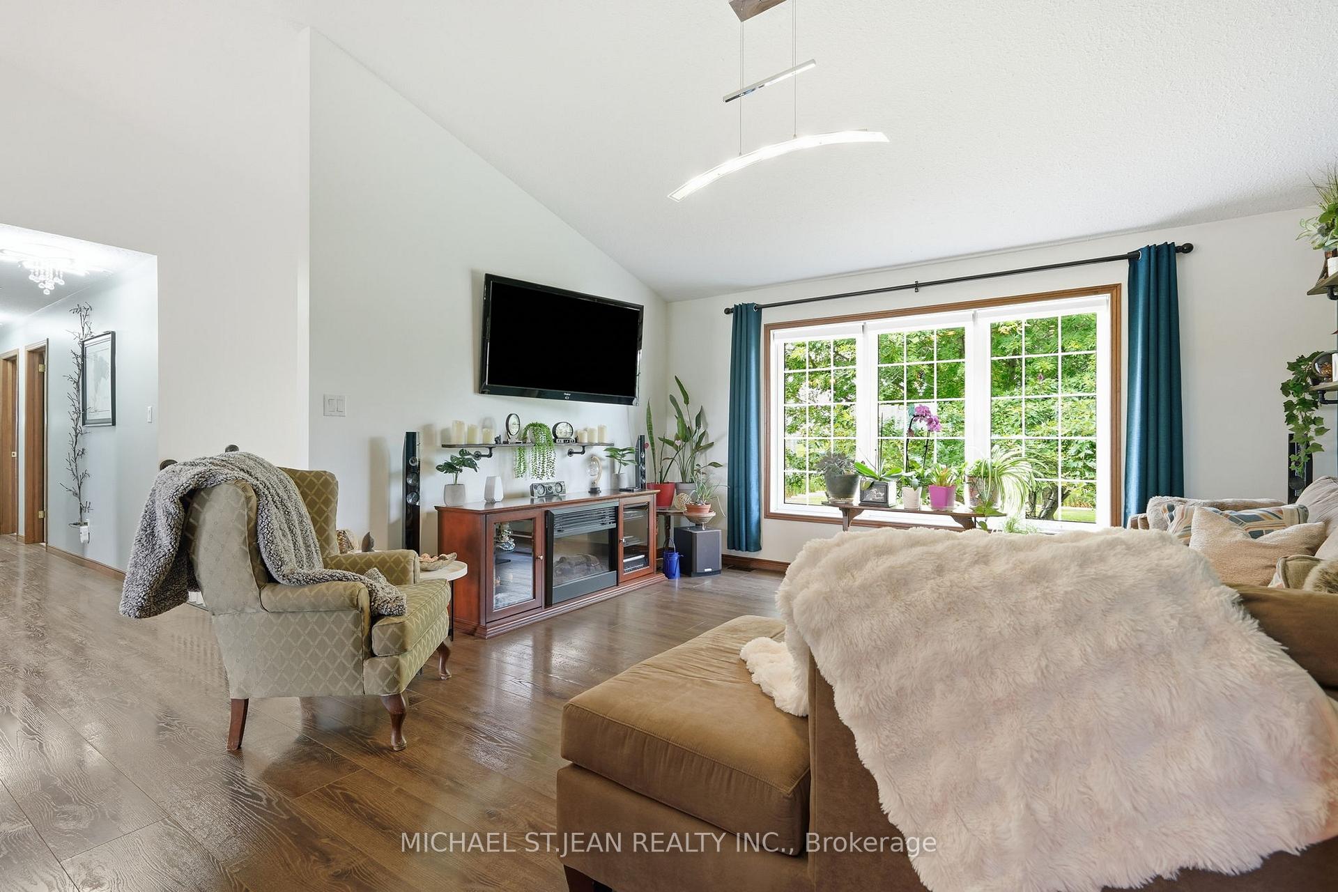 Photo 16 of 3557 Grimsby Road, Grimsby, Grimsby Escarpment — HOMEH