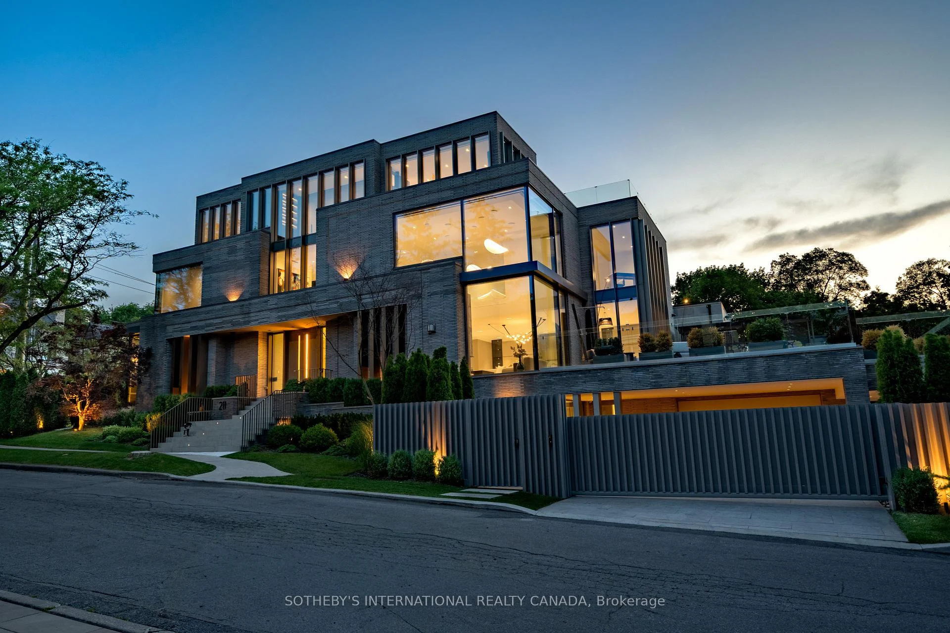 Photo 4 of 211 Dunvegan Road, Toronto, Forest Hill South — HOMEH
