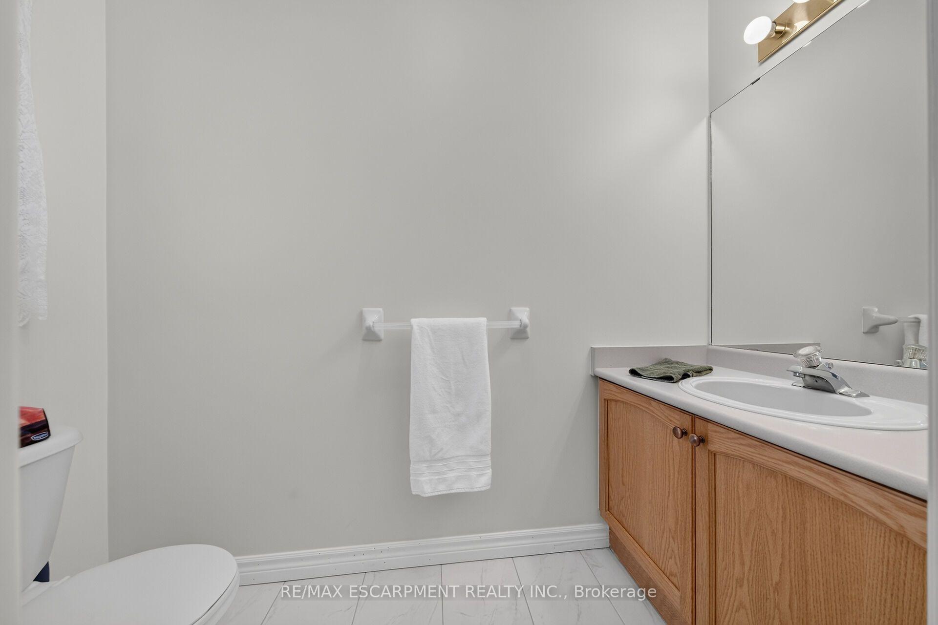 Photo 13 of 21 Twentyplace Boulevard, Hamilton, Mount Hope — HOMEH