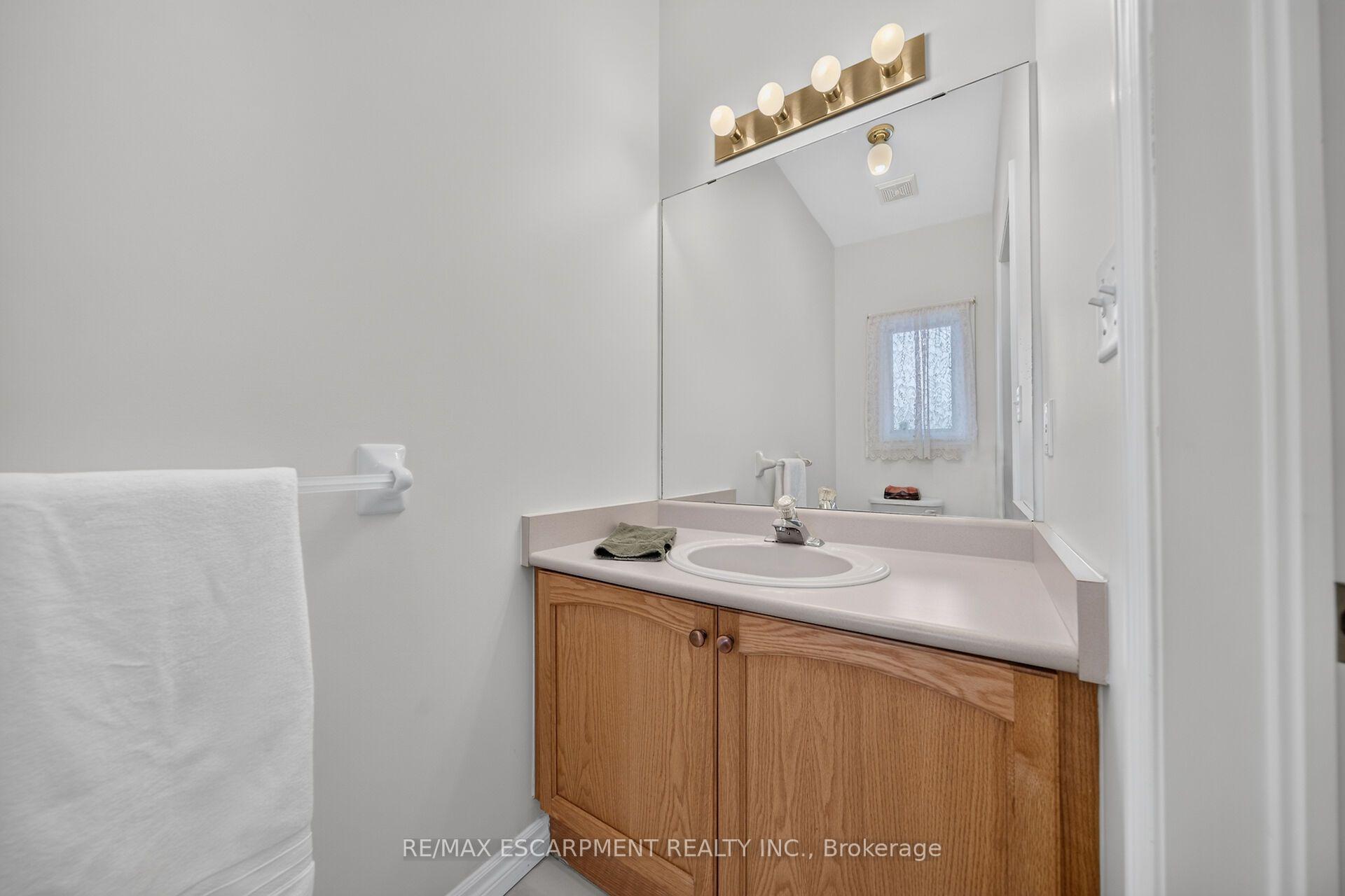 Photo 15 of 21 Twentyplace Boulevard, Hamilton, Mount Hope — HOMEH