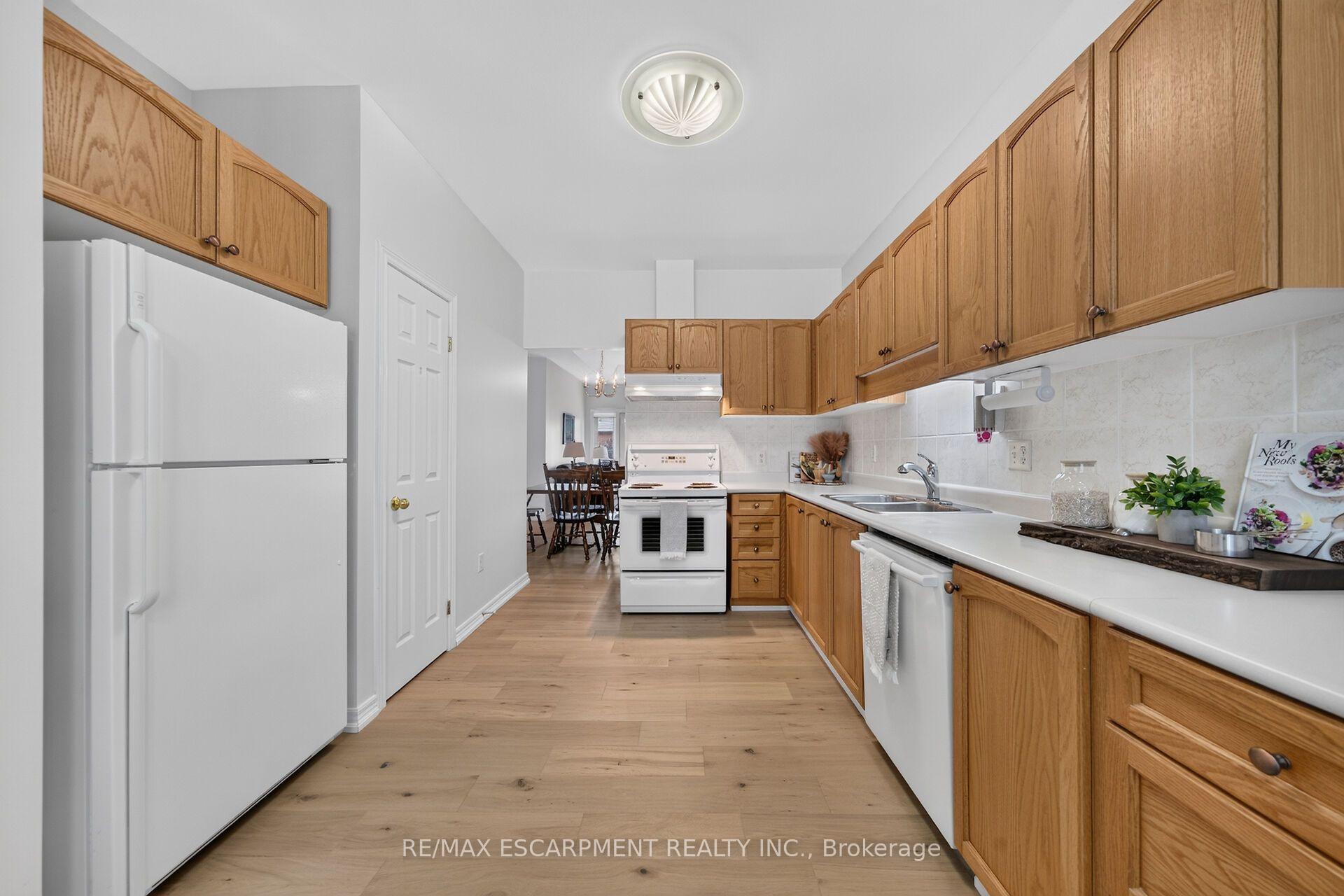 Photo 23 of 21 Twentyplace Boulevard, Hamilton, Mount Hope — HOMEH