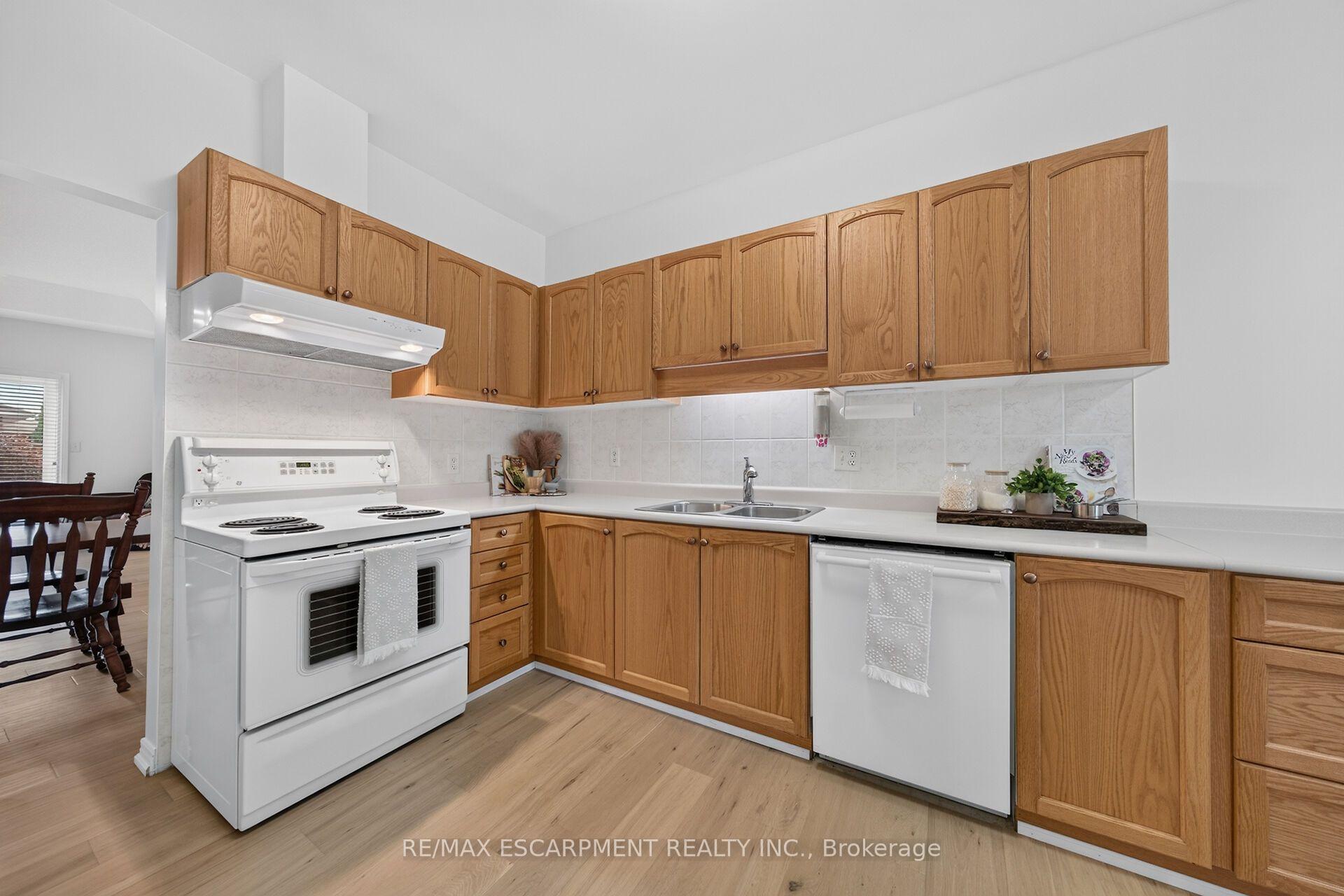Photo 25 of 21 Twentyplace Boulevard, Hamilton, Mount Hope — HOMEH