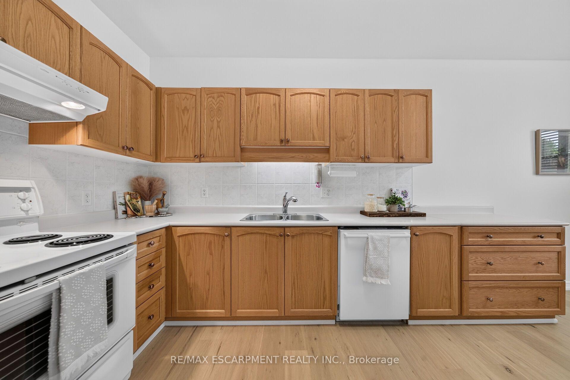 Photo 27 of 21 Twentyplace Boulevard, Hamilton, Mount Hope — HOMEH