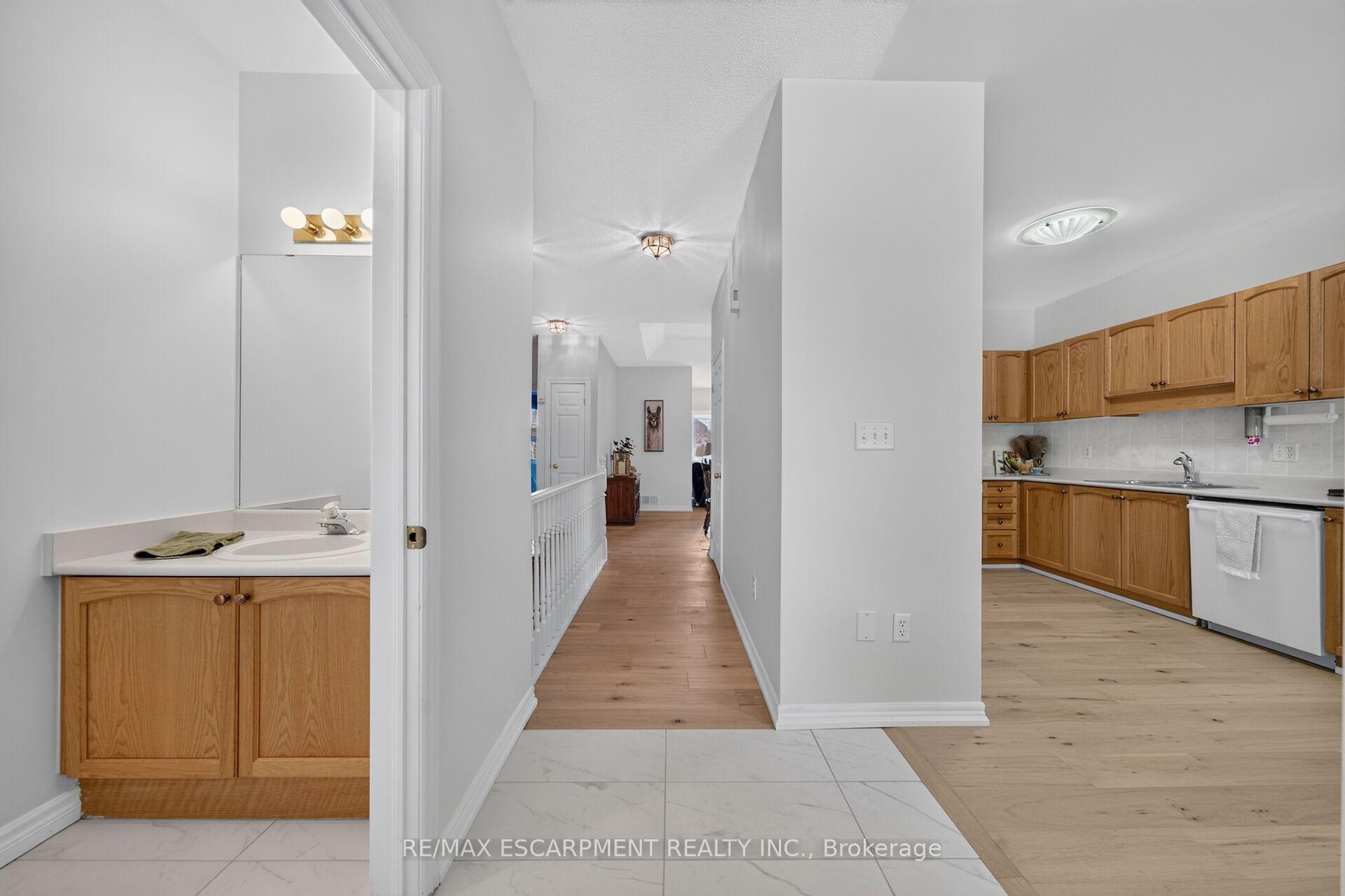 Photo 8 of 21 Twentyplace Boulevard, Hamilton, Mount Hope — HOMEH