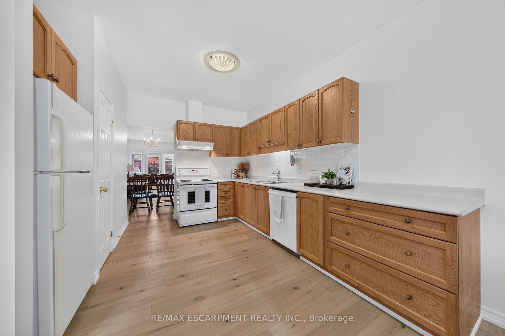 Photo 10 of 21 Twentyplace Boulevard, Hamilton, Mount Hope — HOMEH