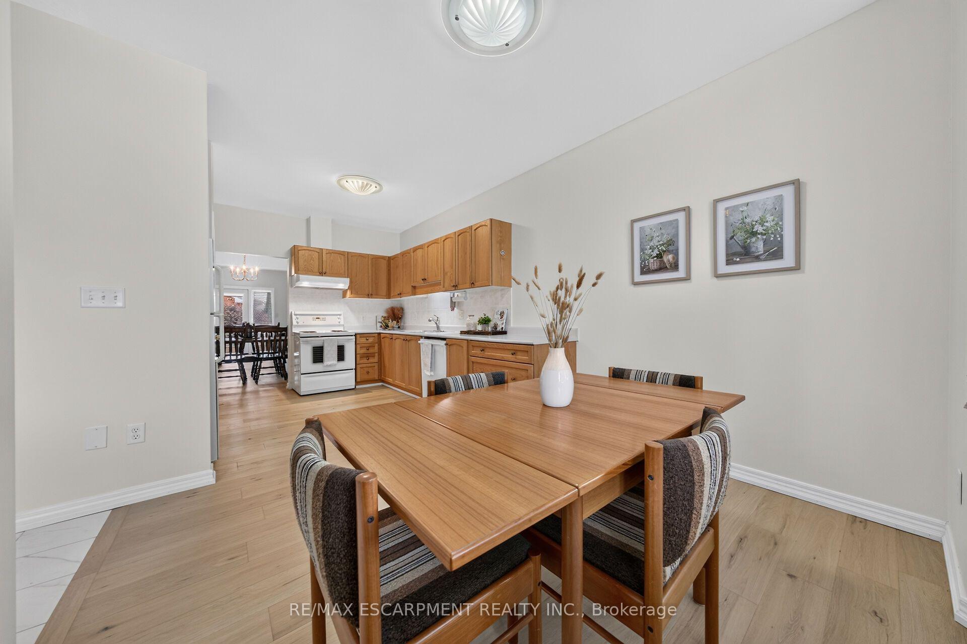 Photo 12 of 21 Twentyplace Boulevard, Hamilton, Mount Hope — HOMEH