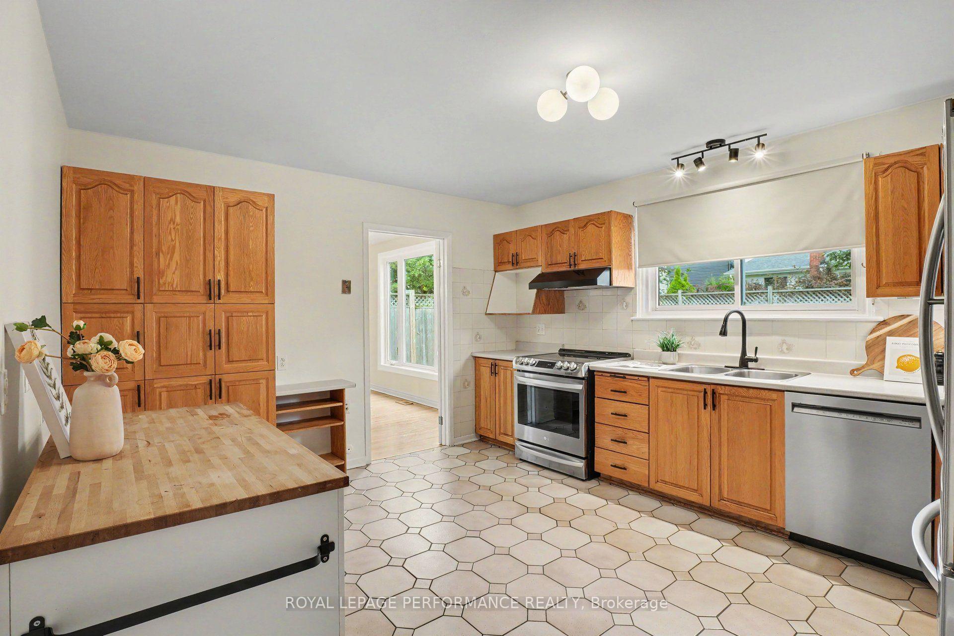 Photo 10 of 13 Centrepark Drive, Ottawa, Blackburn Hamlet — HOMEH