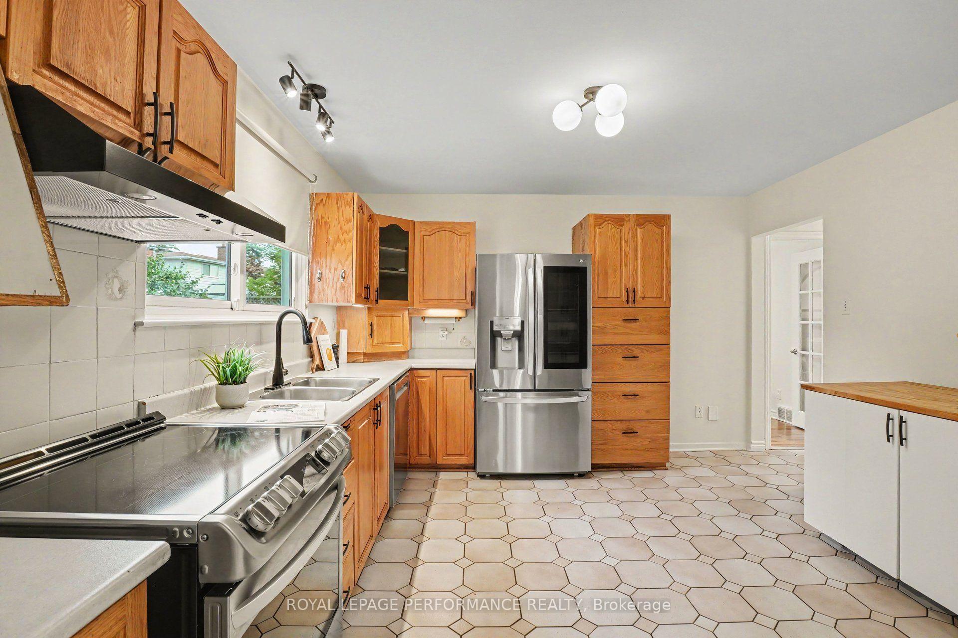 Photo 11 of 13 Centrepark Drive, Ottawa, Blackburn Hamlet — HOMEH