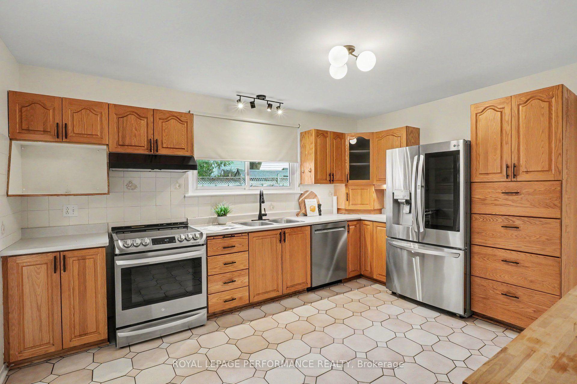 Photo 12 of 13 Centrepark Drive, Ottawa, Blackburn Hamlet — HOMEH