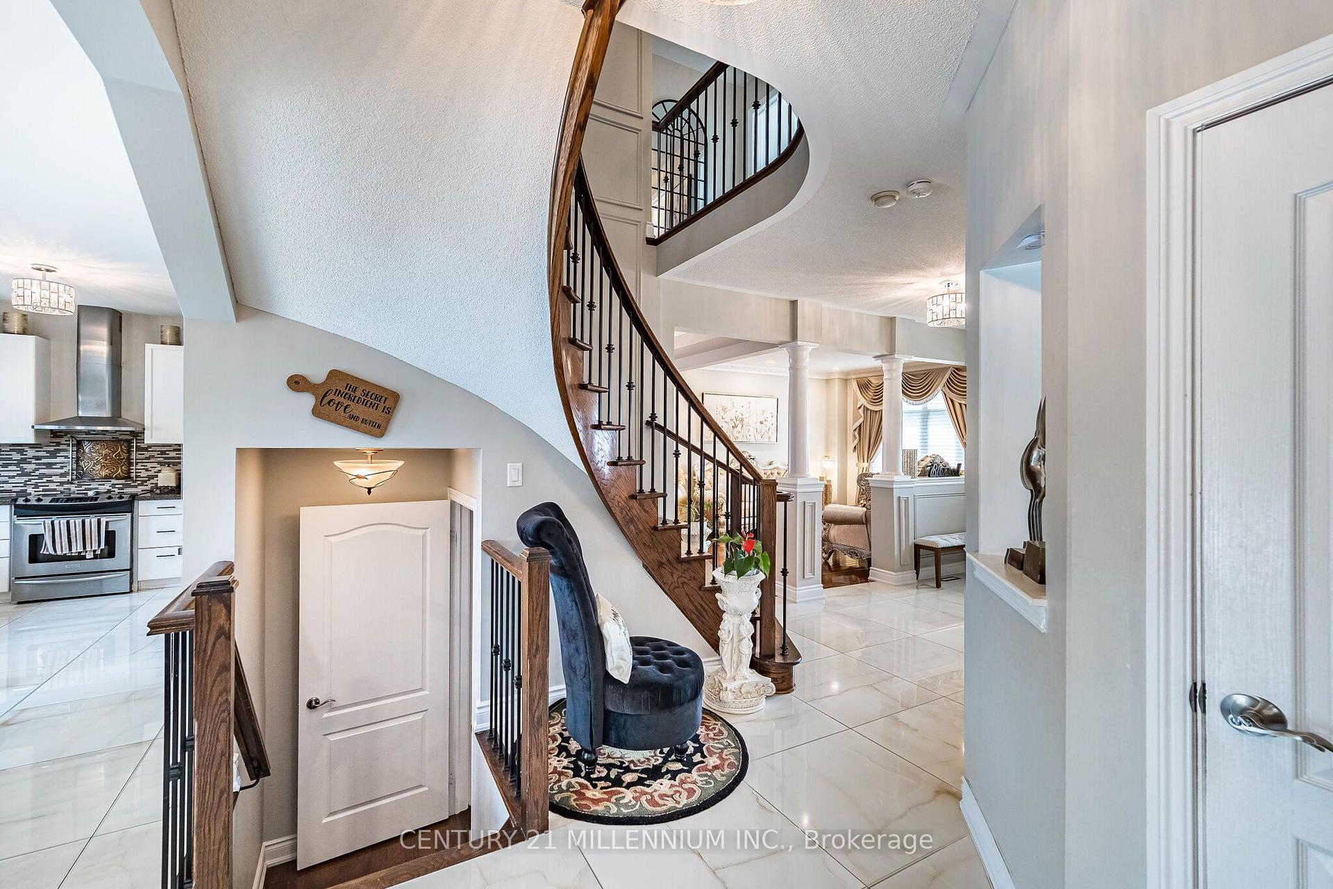 Photo 8 of 4 Belleville Drive, Brampton, Vales of Castlemore North — HOMEH
