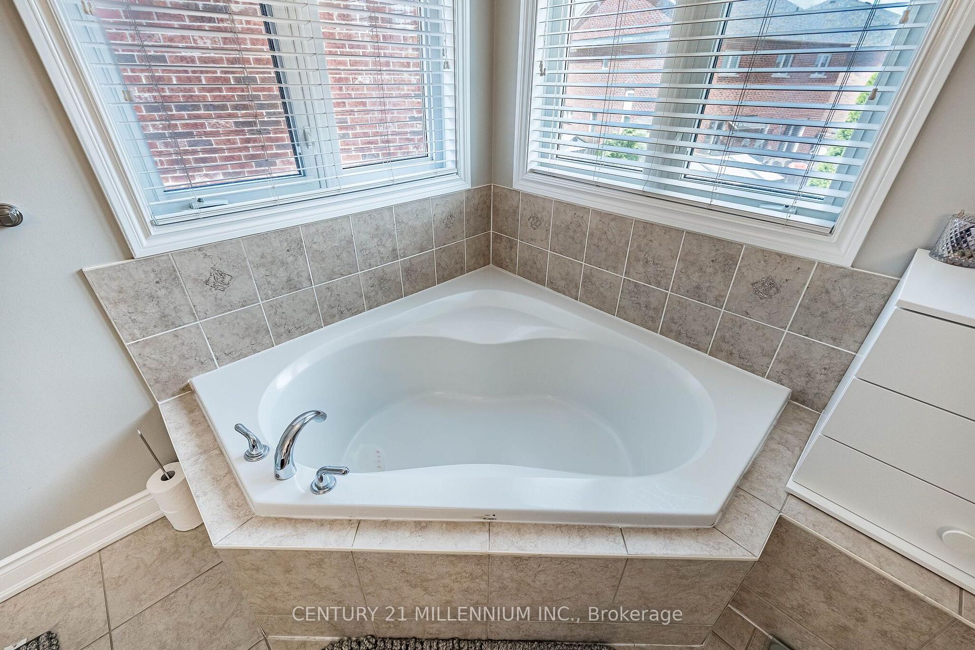 Photo 31 of 4 Belleville Drive, Brampton, Vales of Castlemore North — HOMEH