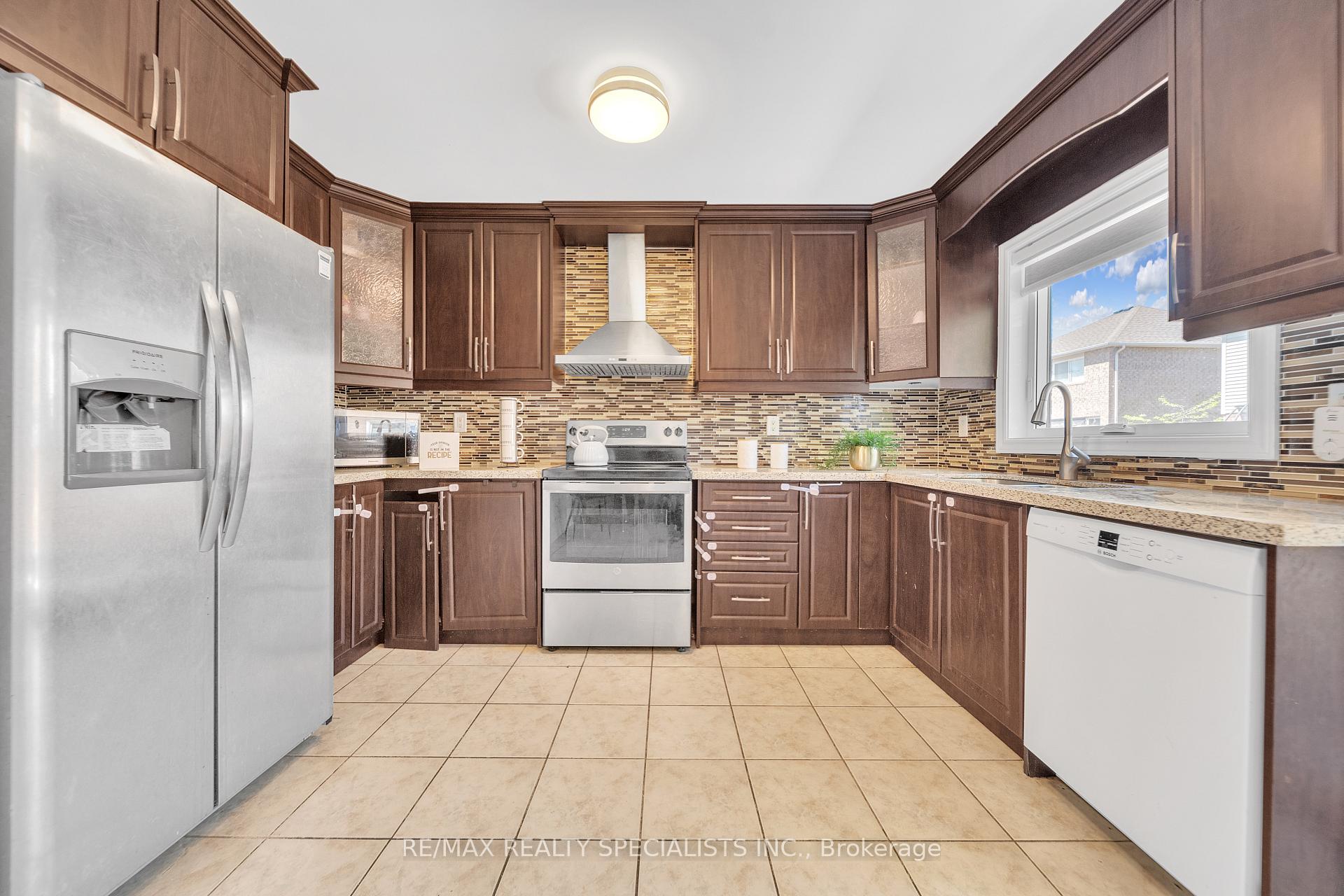 Photo 4 of 22 Clayborne Avenue, Brampton, Fletcher's Meadow — HOMEH