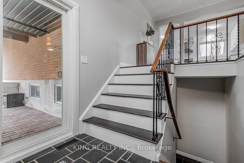 Photo 3 of 13 Brookland Drive W, Brampton, Avondale — HOMEH