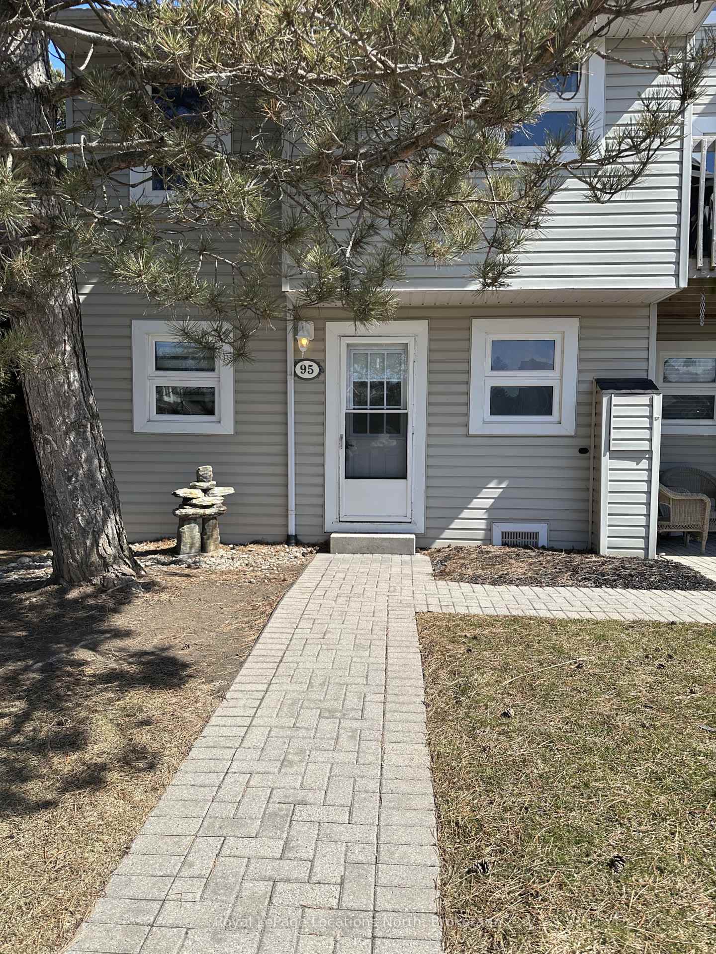 Front of Unit 95, 127 Alfred Street W