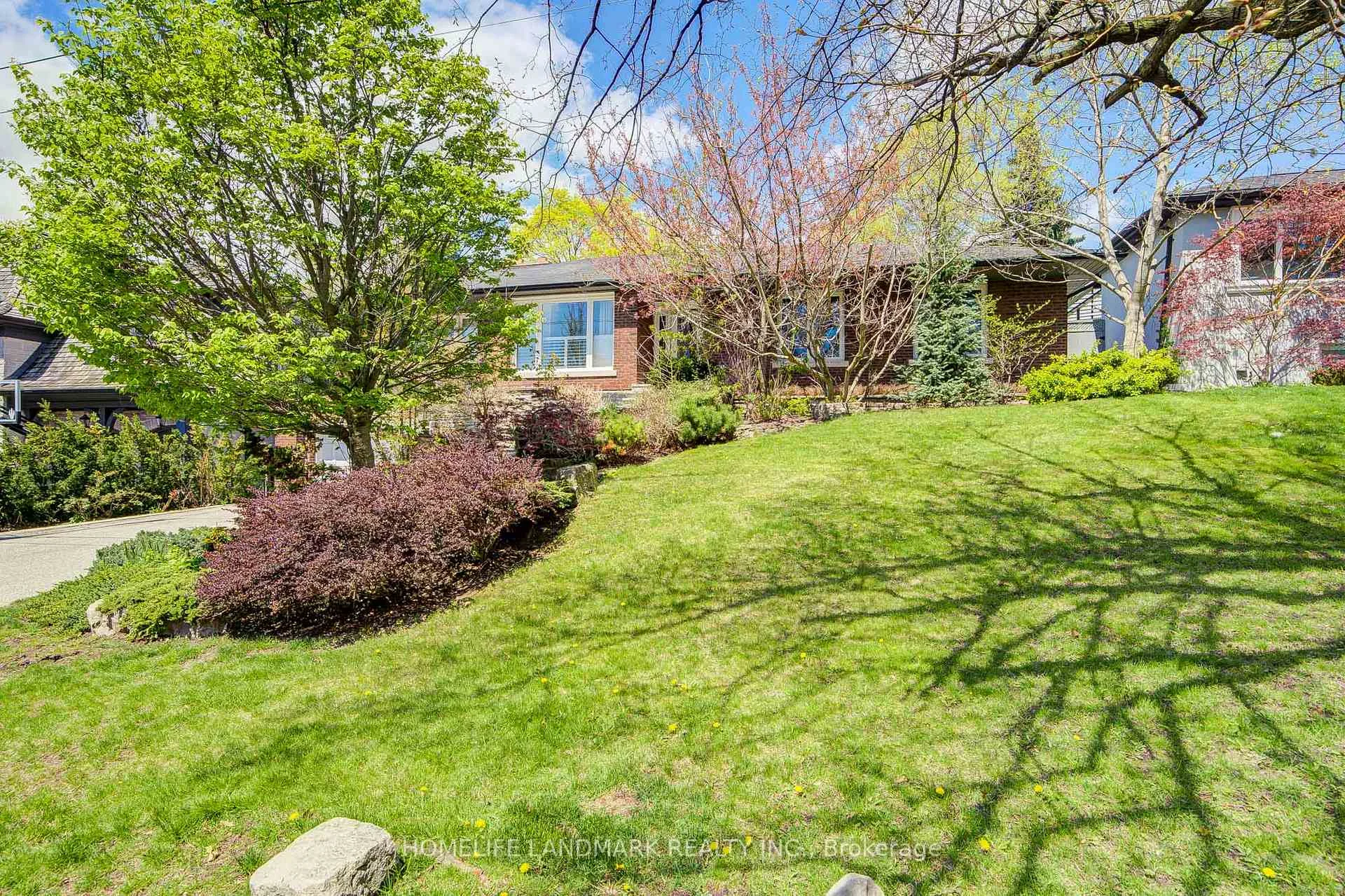 Photo 4 of 102 Stratford Crescent, North York, Bridle Path-Sunnybrook-York Mills — HOMEH