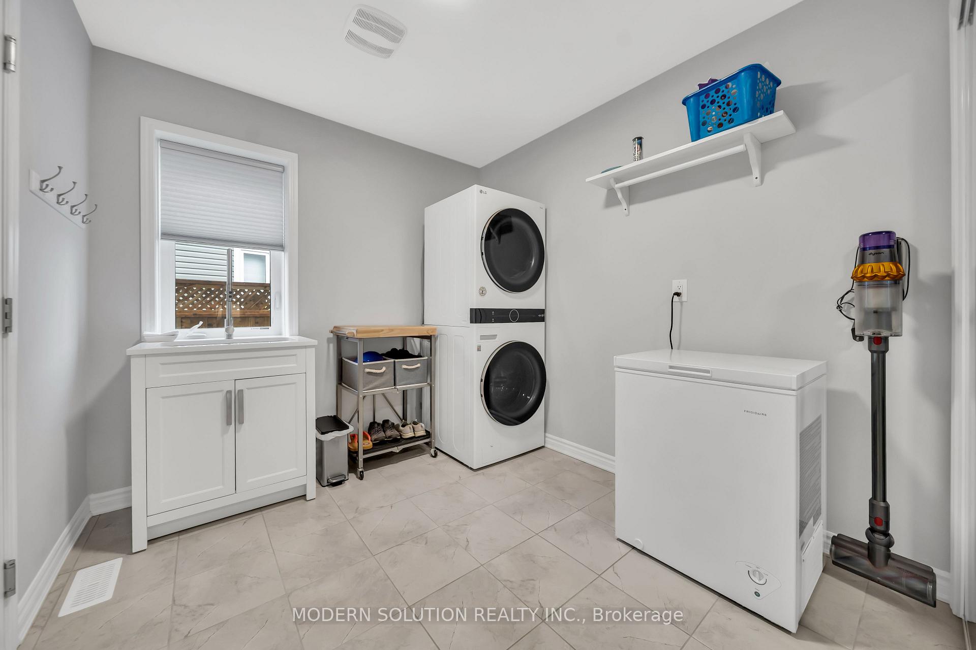 Photo 14 of 16 Stother Crescent, Bracebridge, Macaulay — HOMEH