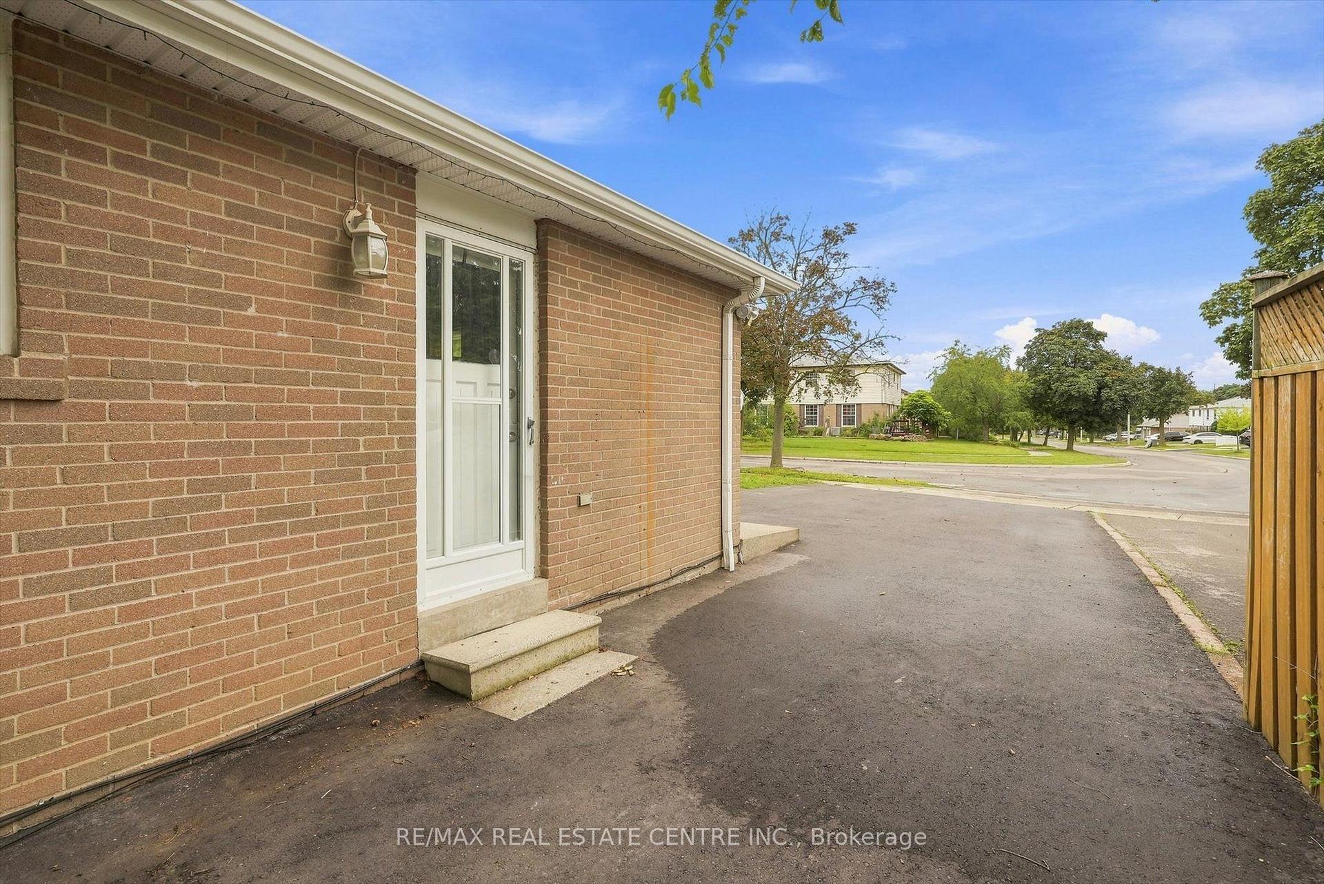 Photo 3 of Unit Lower, 33 Garside Crescent, Brampton, Northgate — HOMEH