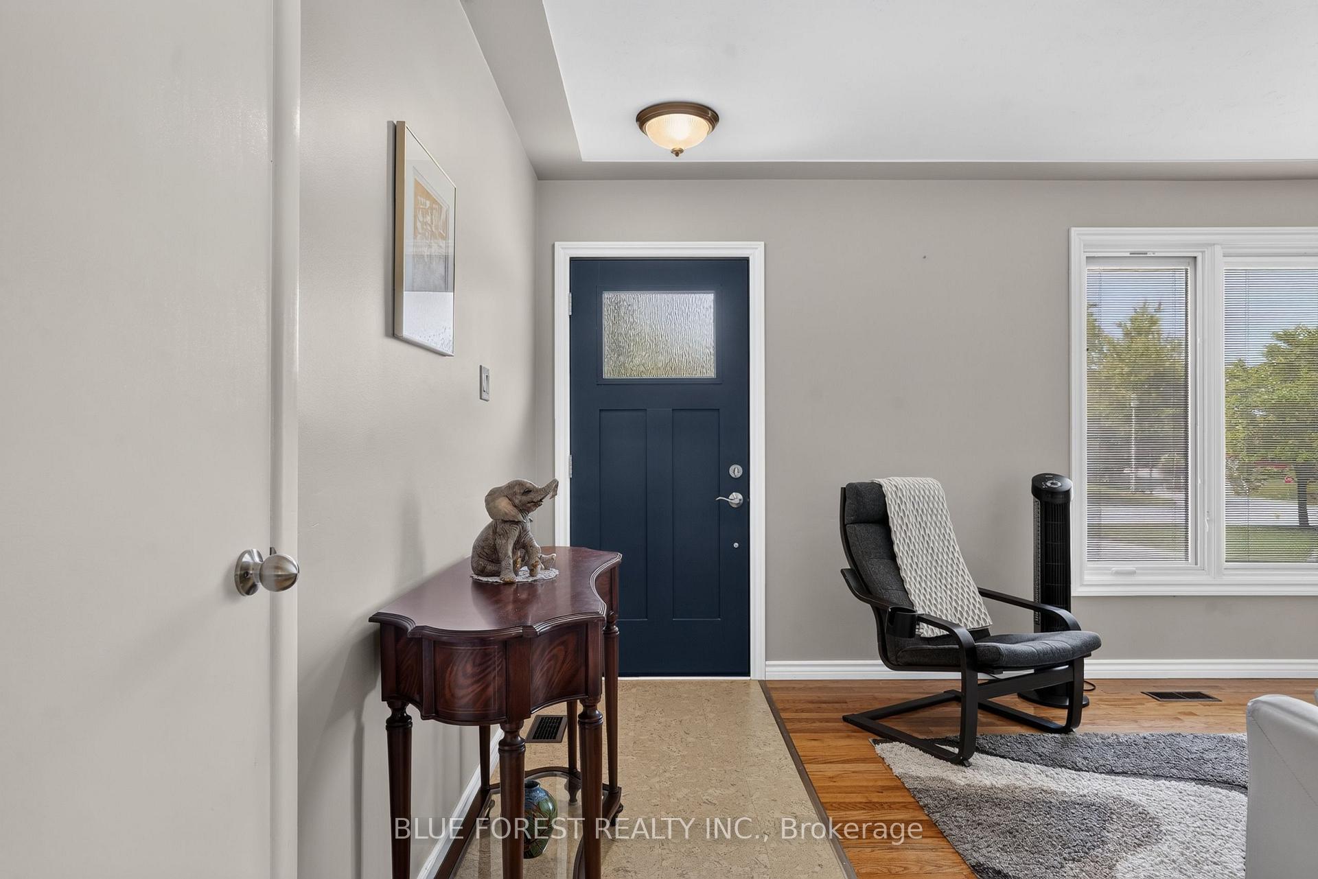 Photo 3 of 926 Eagle Crescent, London, South J — HOMEH