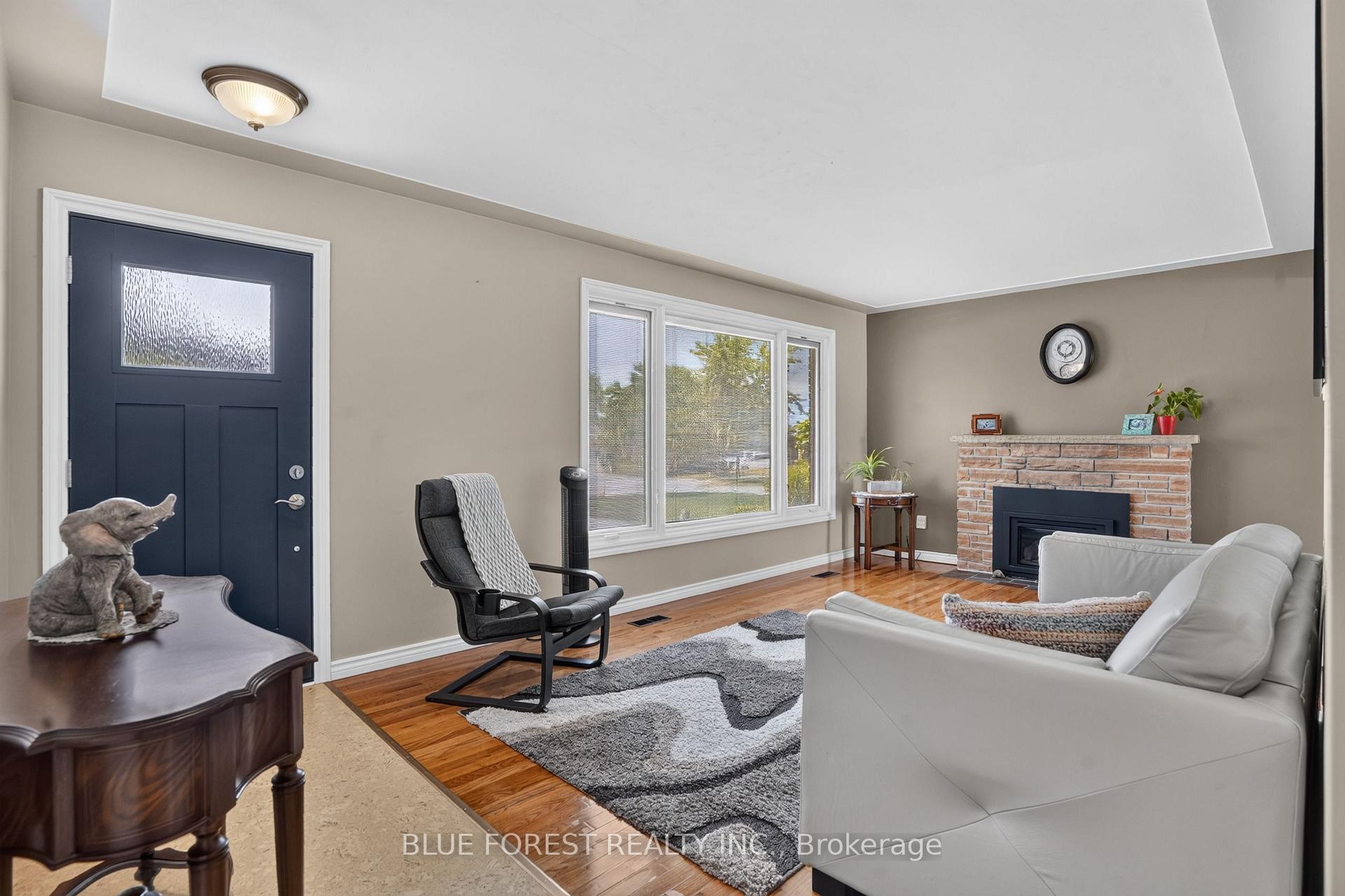 Photo 5 of 926 Eagle Crescent, London, South J — HOMEH