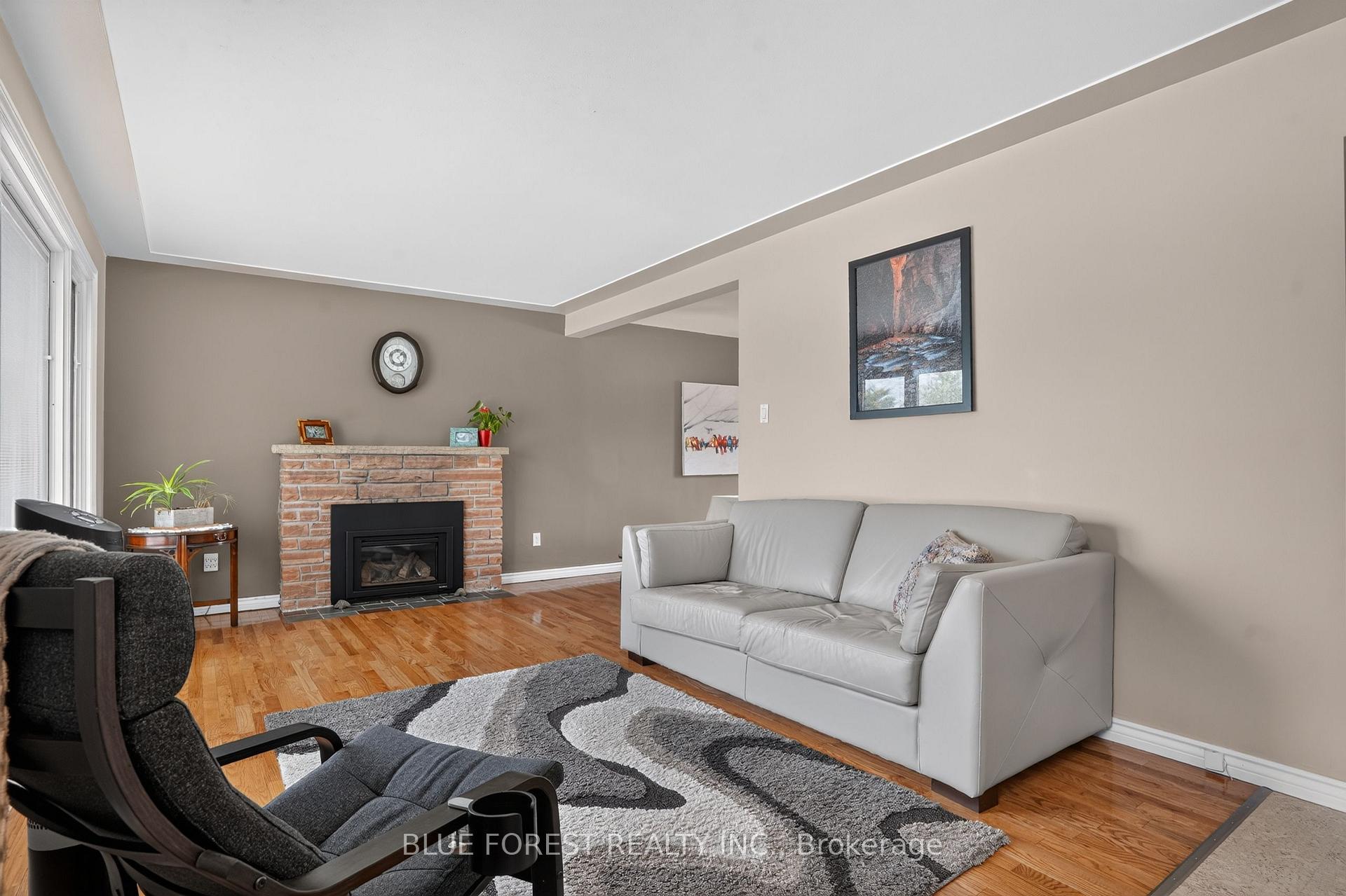 Photo 6 of 926 Eagle Crescent, London, South J — HOMEH
