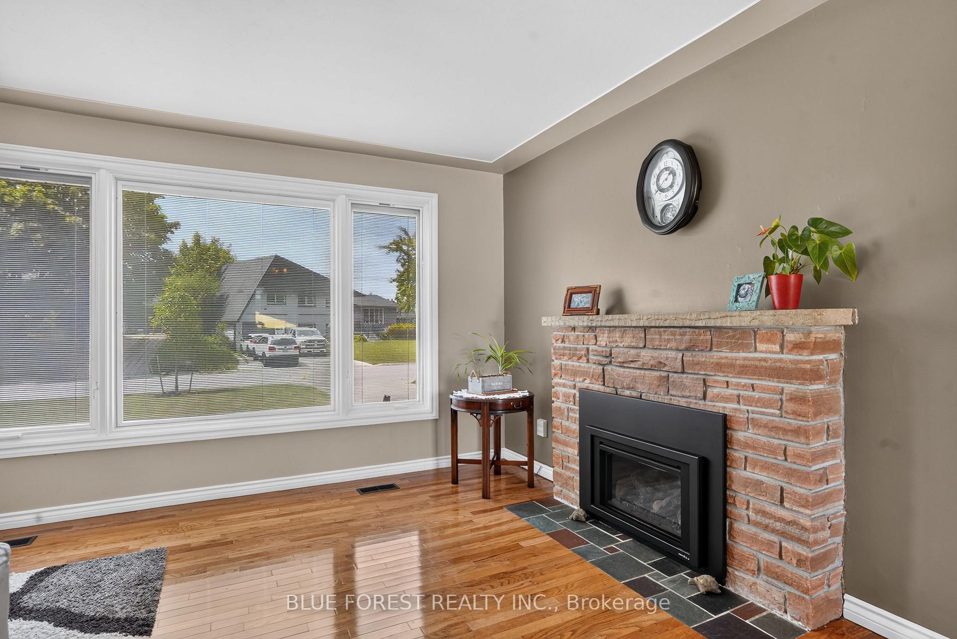 Photo 7 of 926 Eagle Crescent, London, South J — HOMEH