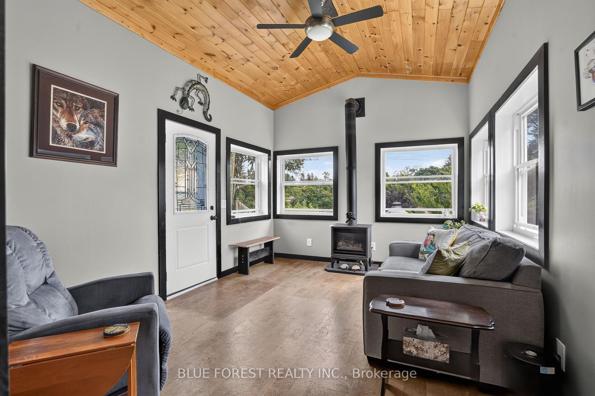 Photo 16 of 926 Eagle Crescent, London, South J — HOMEH