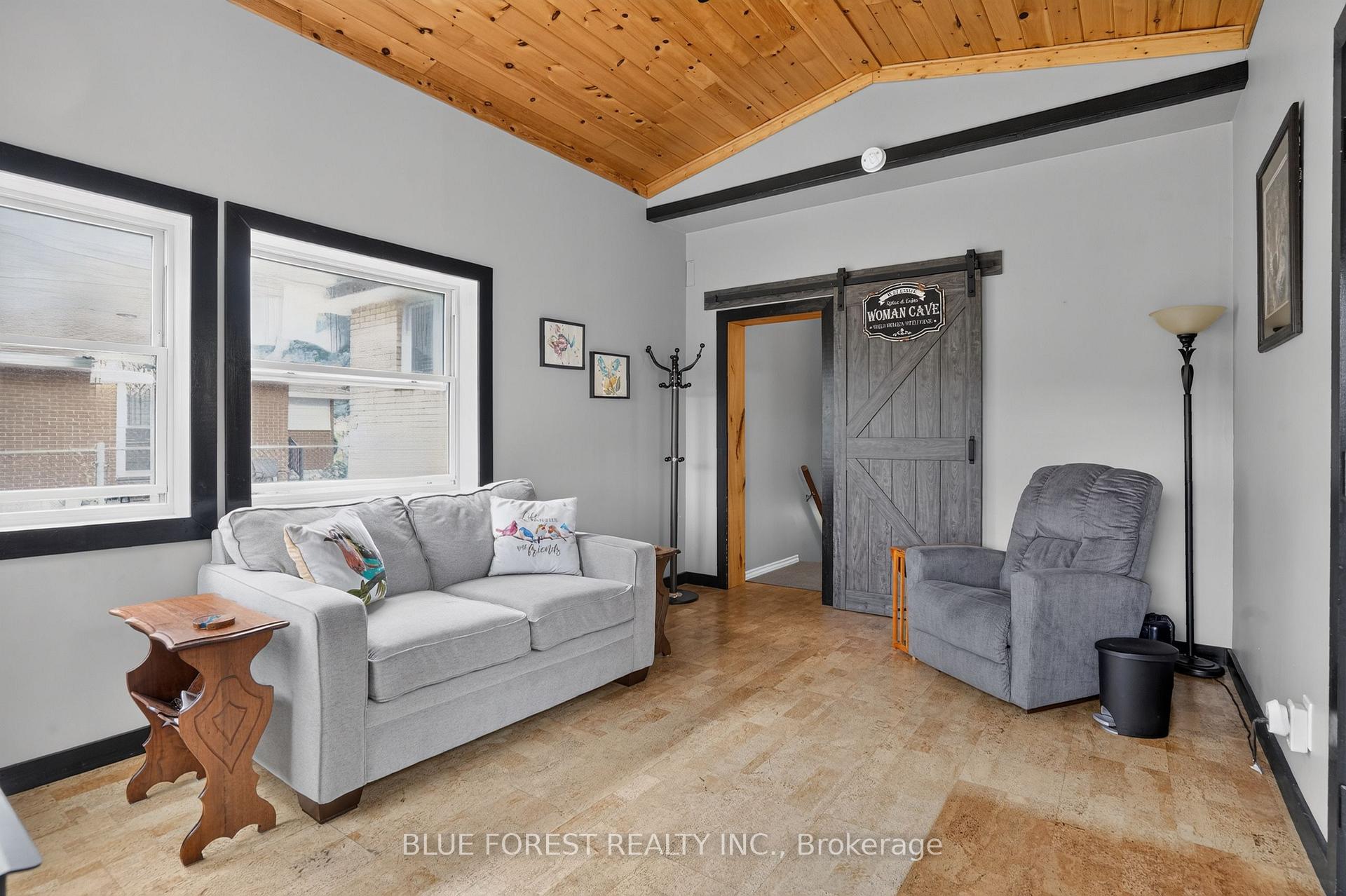 Photo 18 of 926 Eagle Crescent, London, South J — HOMEH