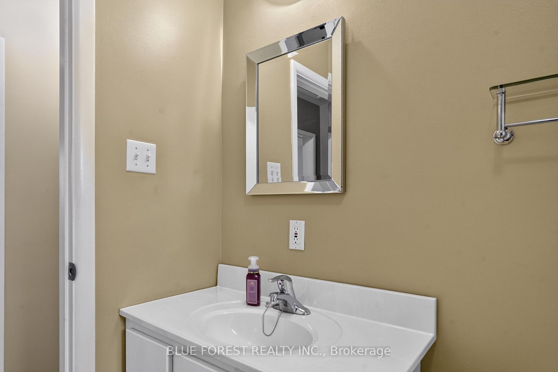 Photo 27 of 926 Eagle Crescent, London, South J — HOMEH
