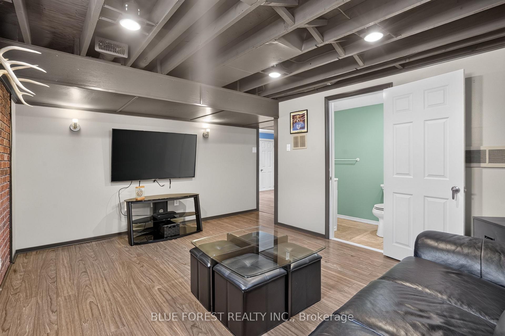 Photo 32 of 926 Eagle Crescent, London, South J — HOMEH