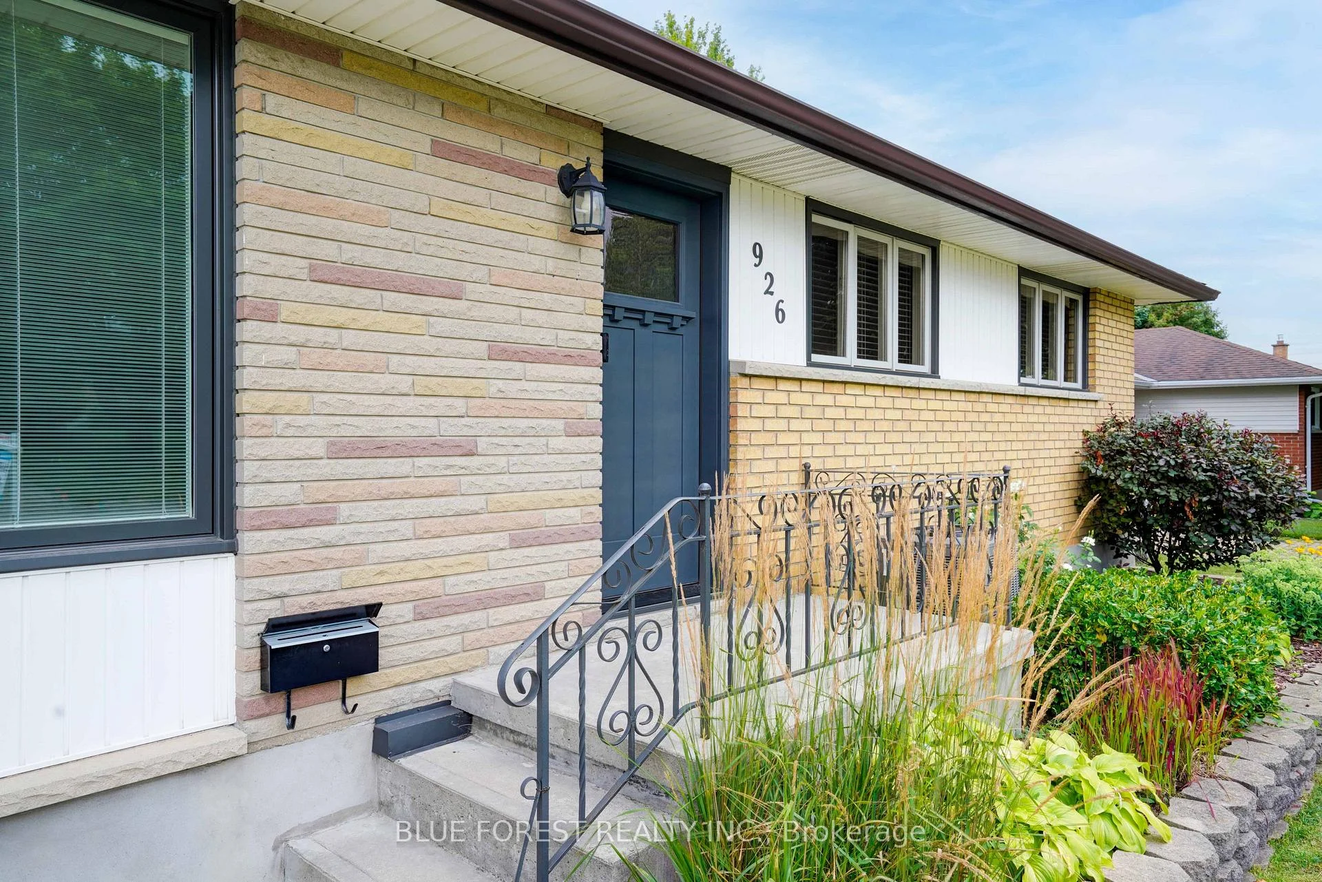 Photo 4 of 926 Eagle Crescent, London, South J — HOMEH