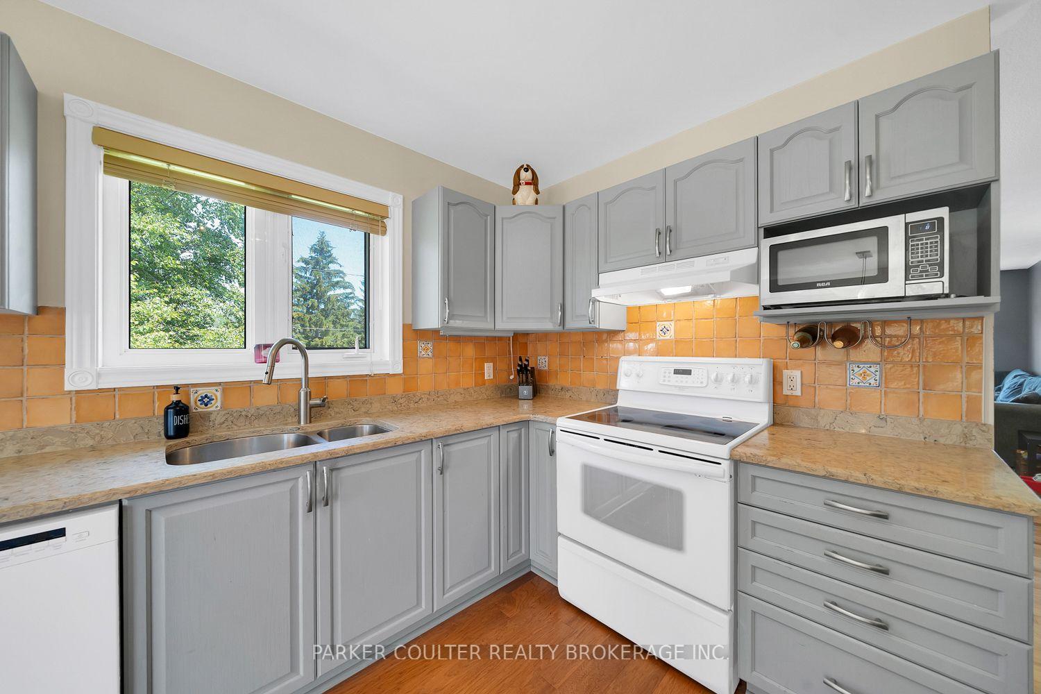 Photo 11 of 2 Marni Lane, Springwater, Rural Springwater — HOMEH