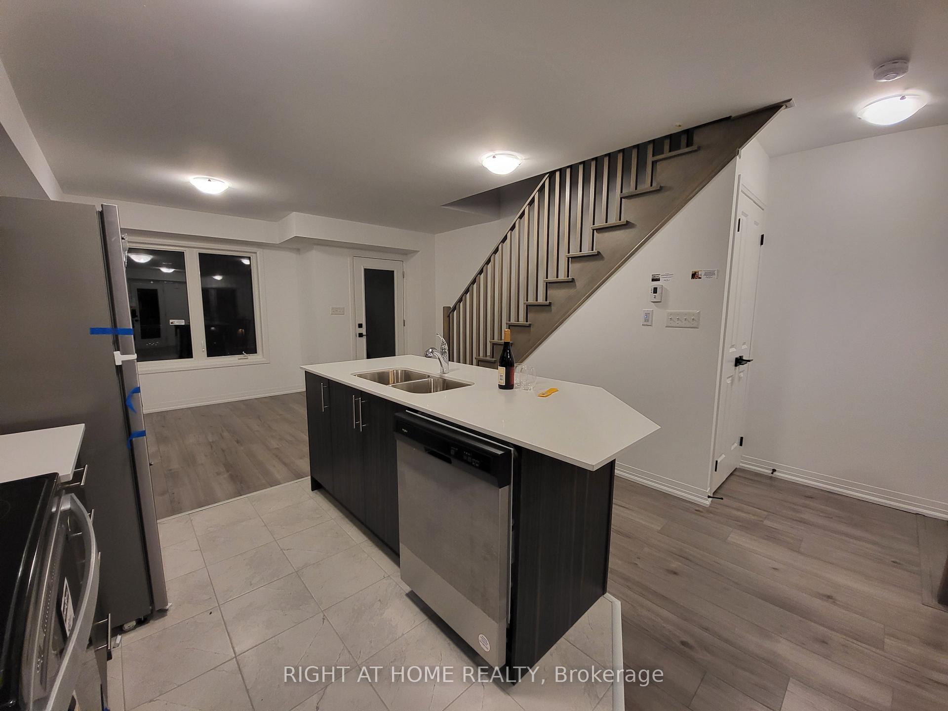 Photo 13 of 23 Fairlane Avenue, Barrie, Painswick South — HOMEH