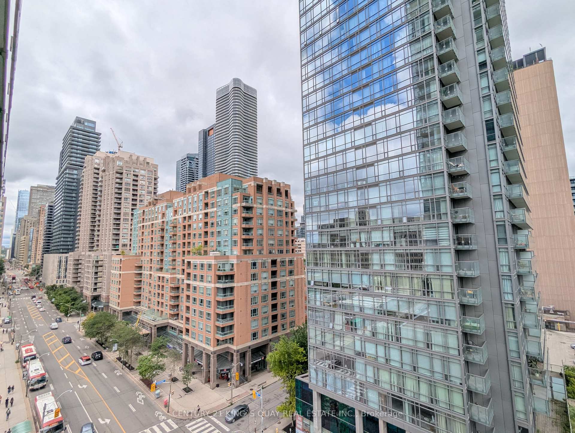 Photo 2 of Unit 906, 832 Bay Street, Toronto, Bay Street Corridor — HOMEH
