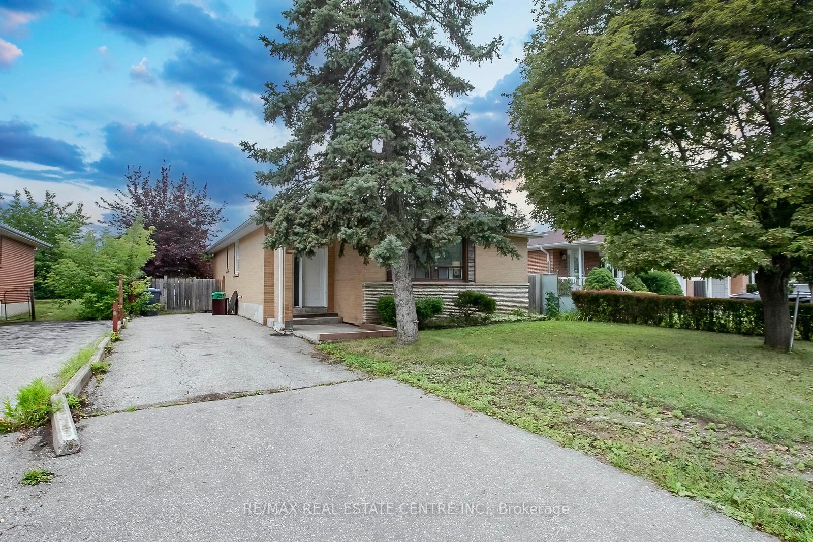 Photo 2 of 16 McLaughlin Road N, Brampton, Northwood Park — HOMEH