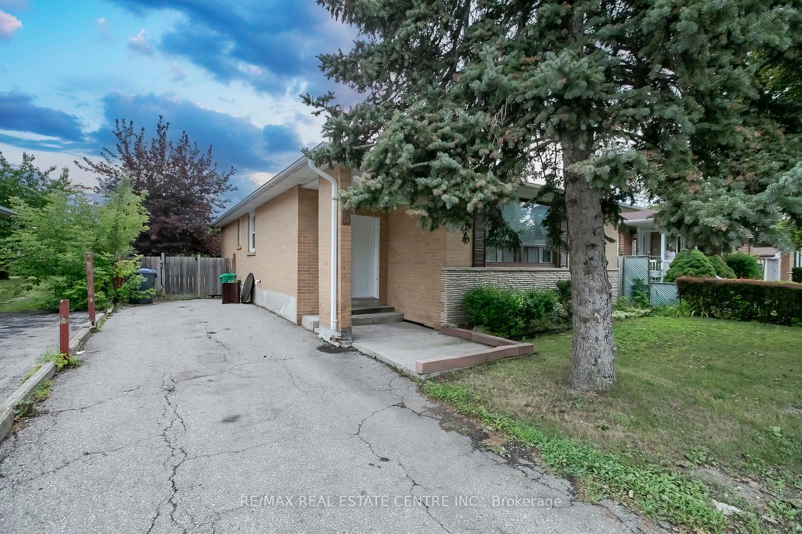Photo 3 of 16 McLaughlin Road N, Brampton, Northwood Park — HOMEH