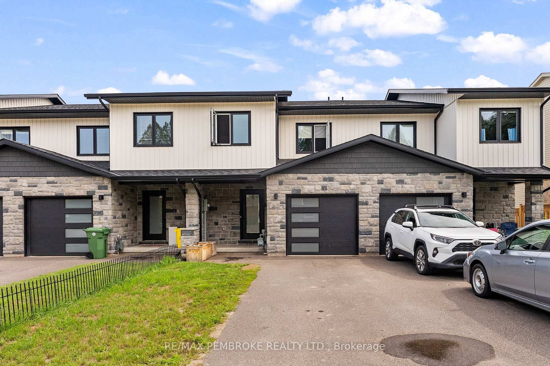 Photo 2 of 41 Northbrook Road, Petawawa, Petawawa — HOMEH