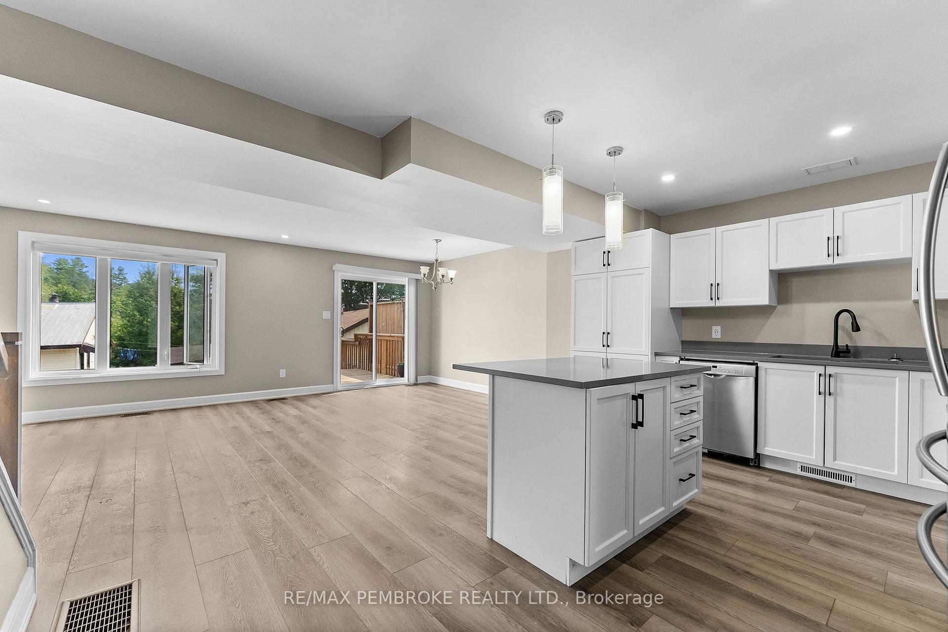 Photo 10 of 41 Northbrook Road, Petawawa, Petawawa — HOMEH